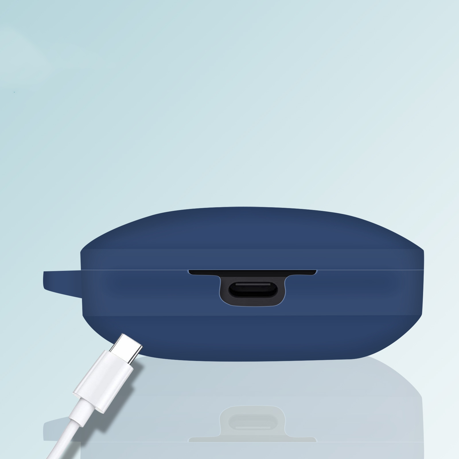 Una custodia blu scuro per auricolari con un cavo di ricarica bianco collegato. Lo sfondo è sfumato blu chiaro.