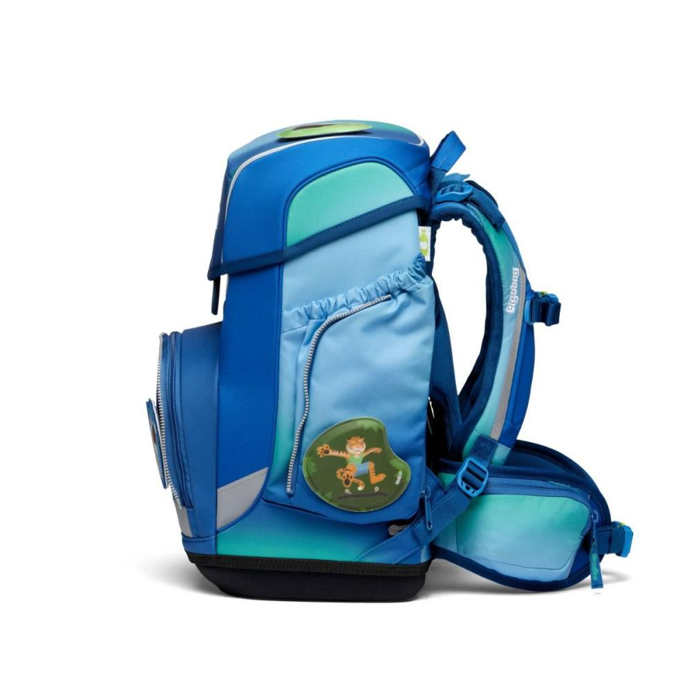 Ein blauer Rucksack mit einem Tiger-Grafik. Die Tasche hat mehrere Fächer und verstellbare Träger. Der Hintergrund ist weiß.