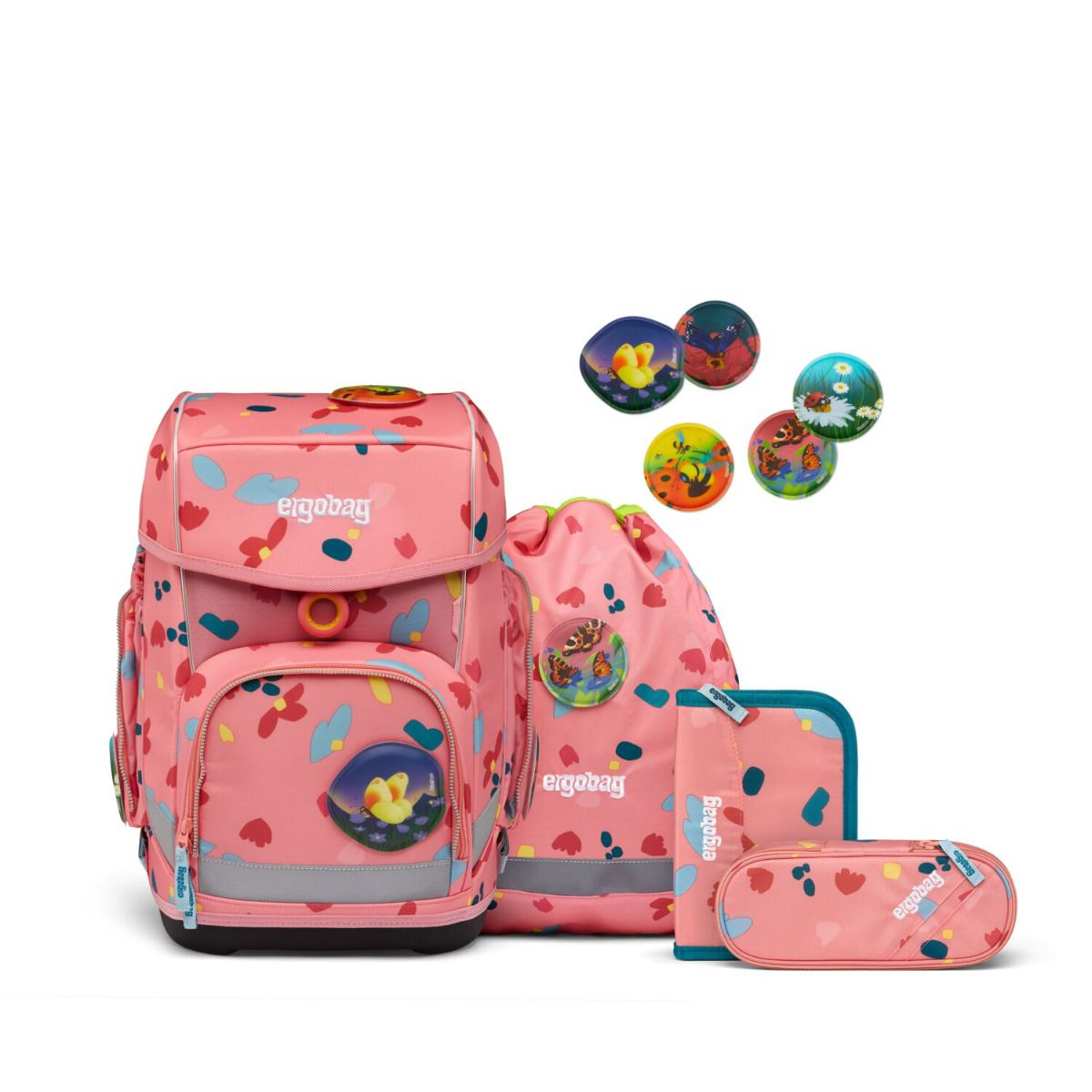 Ein rosa Schulranzen-Set. Enthält einen Rucksack, eine Sporttasche, ein Federmäppchen und runde Abzeichen mit Schmetterlings- und Blumendesigns.