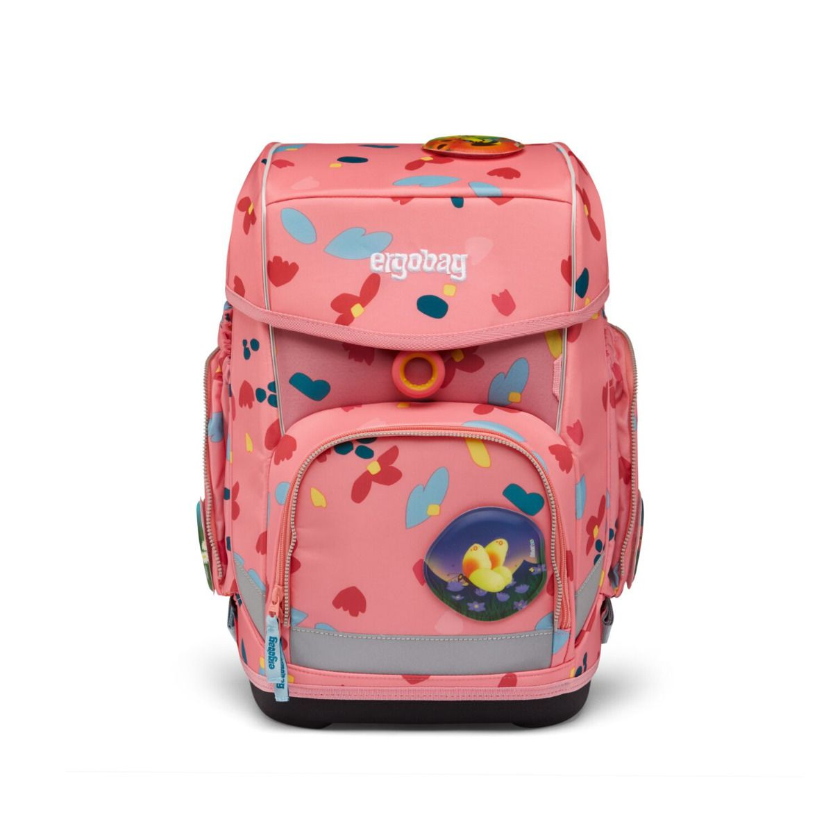 Ein rosa Ergobag-Schulrucksack mit Blumenmustern. Er hat einen Reflexstreifen und ein Bild von zwei gelben Vögeln.
