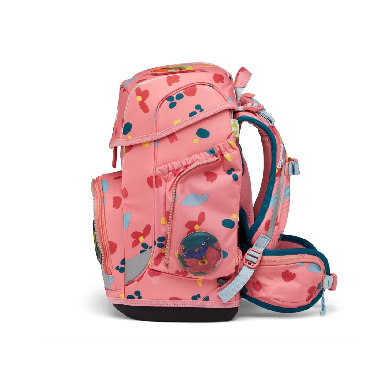 Rosa Schulrucksack mit Blumenmuster, Seitentasche und verstellbaren Trägern. Mit einem Abzeichen mit einem Schmetterling darauf.