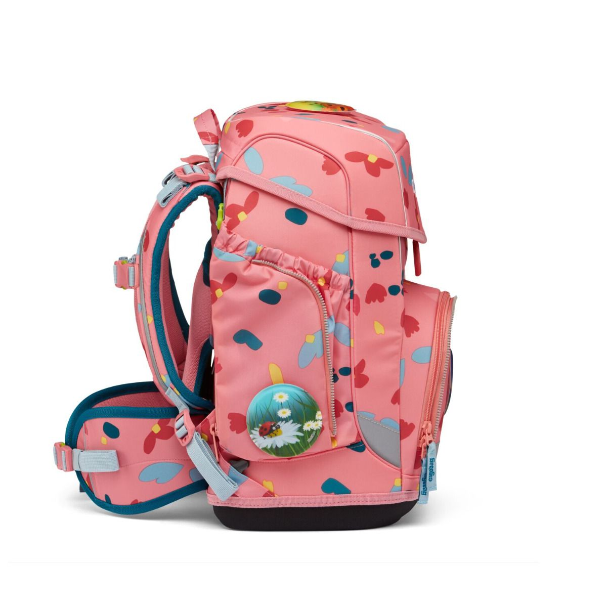Rosa Rucksack mit Blumenmuster. Verfügt über einen runden Aufnäher mit Marienkäfer und Blumen. Enthält blaue und rote Akzente.