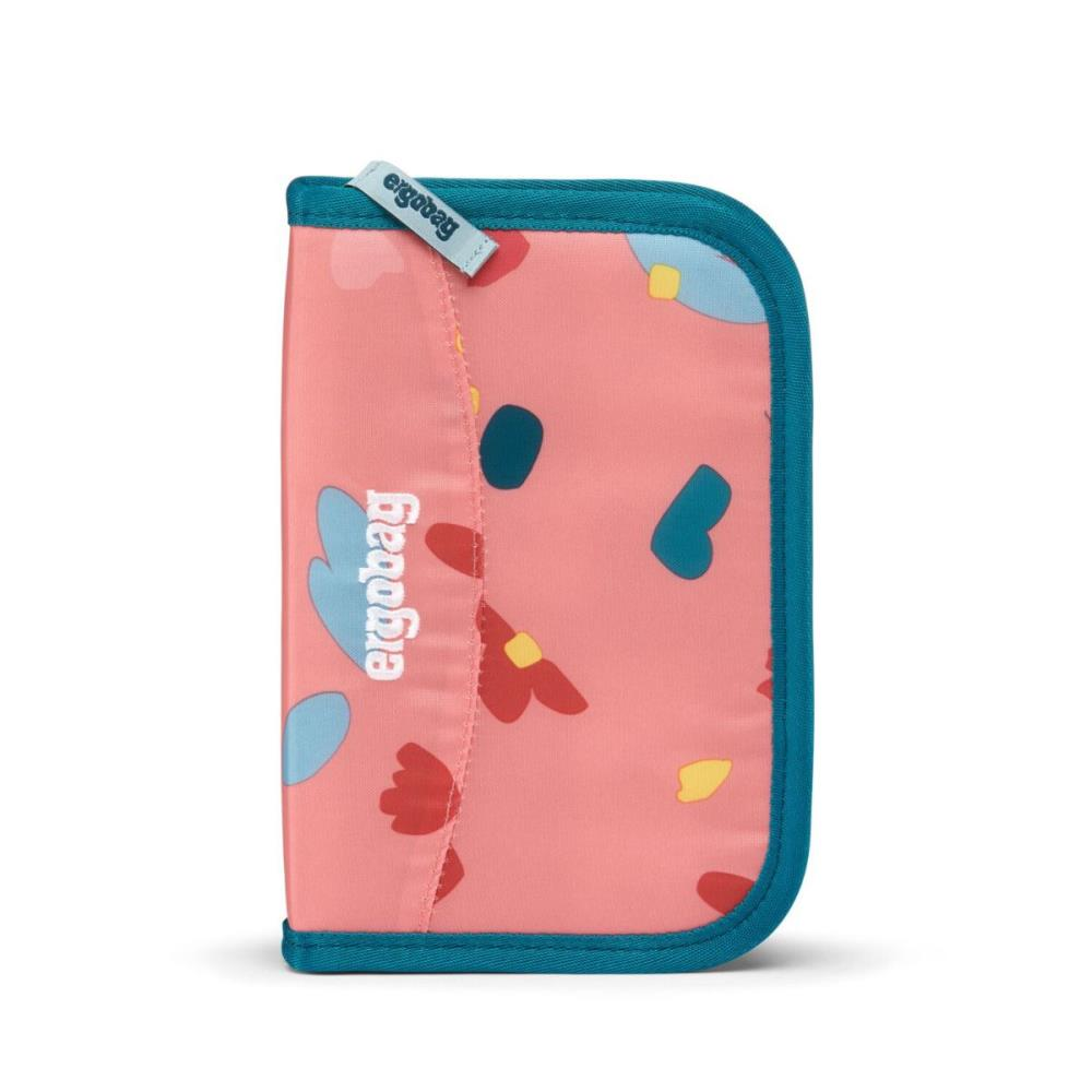 Ein pinkes Federmäppchen mit blauem Rand und Blumenmustern. Die Marke 'ergobag' ist darauf gedruckt. Der Hintergrund ist weiß.