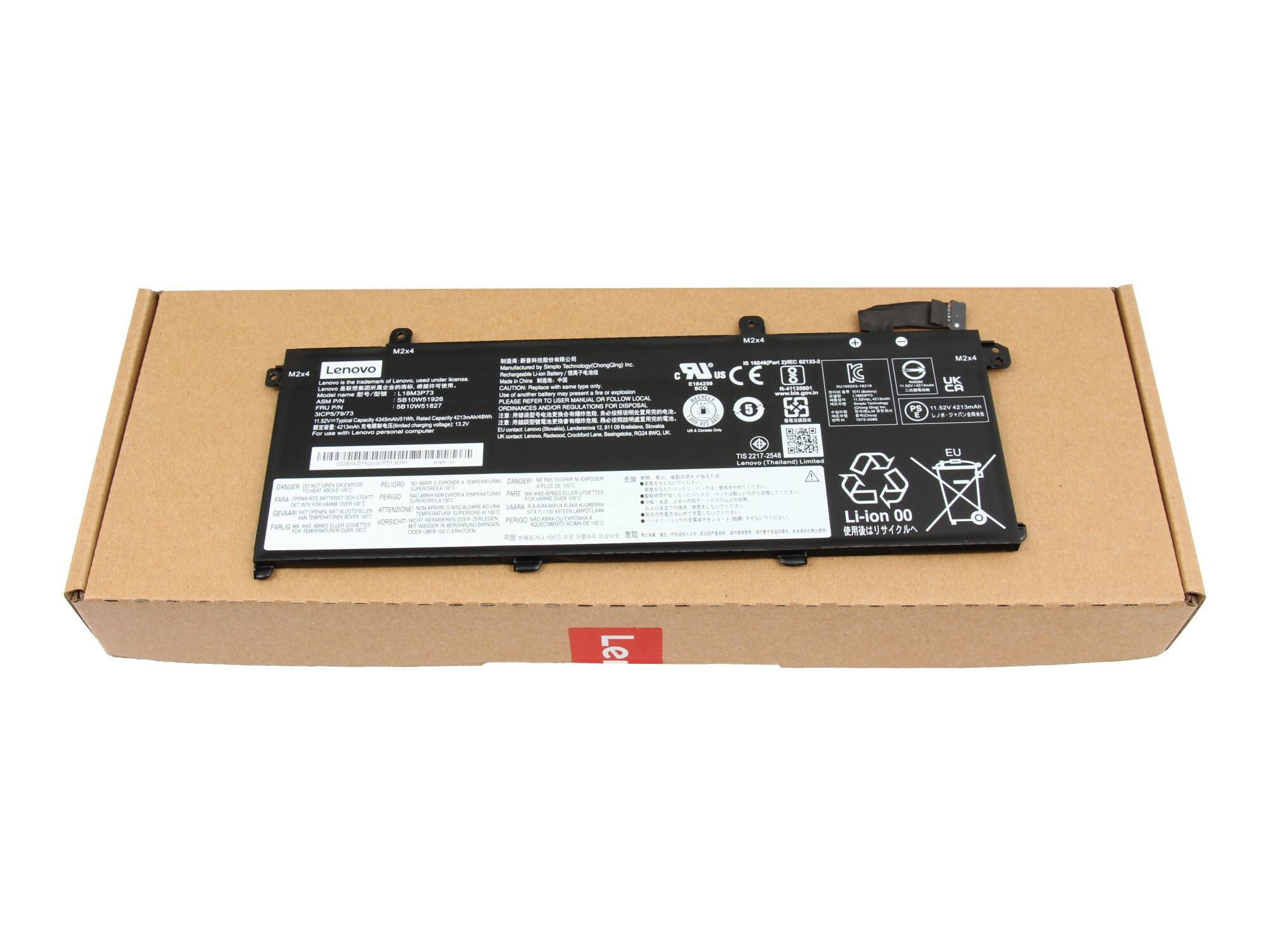 Ein Lenovo-Laptop-Akku liegt auf einem Karton. Etiketten und Warnungen sind sichtbar.