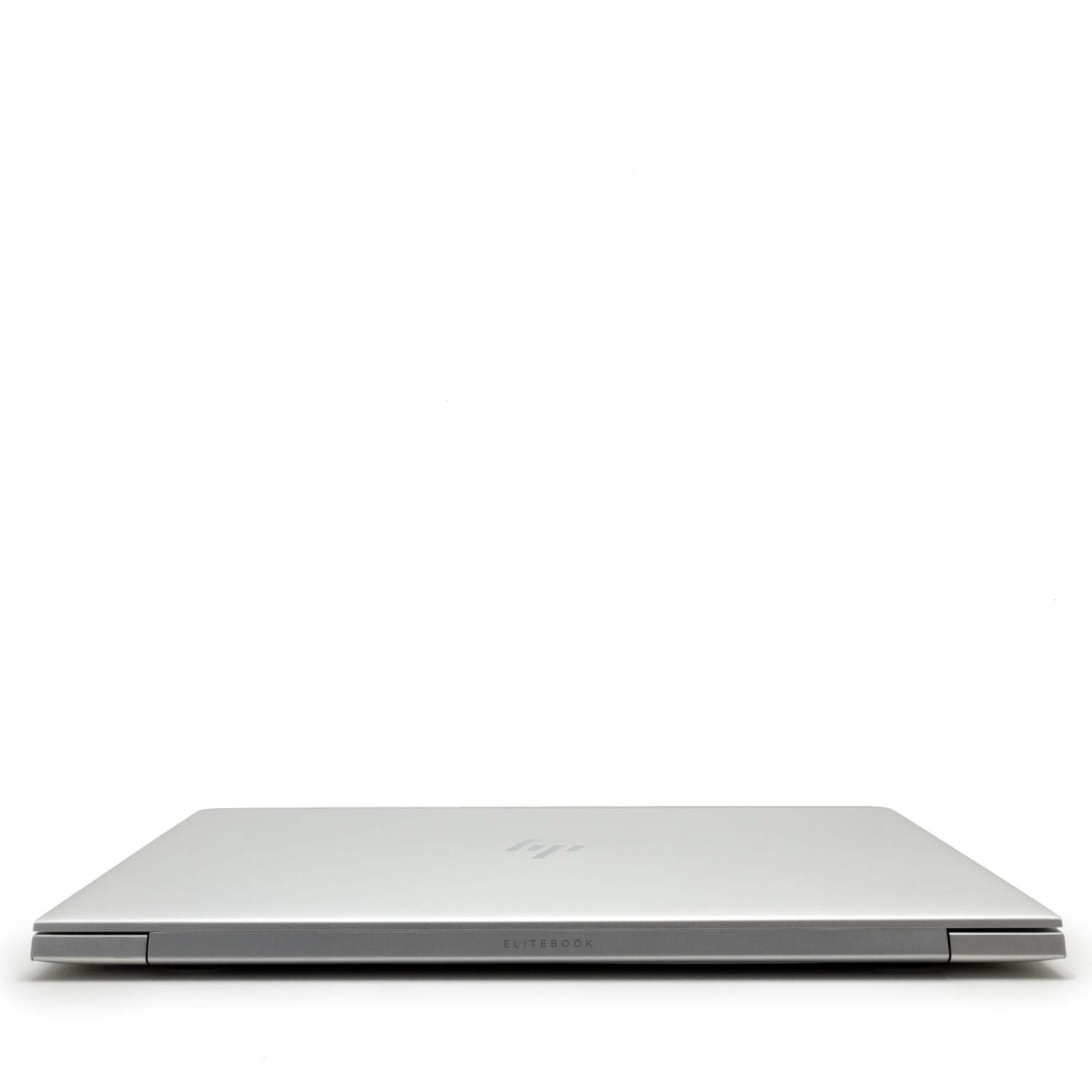 Ein silbernes HP Elitebook-Laptop ist geschlossen. Das Laptop befindet sich auf einer weißen Oberfläche mit weißem Hintergrund. Das Wort 'ELITEBOOK' ist sichtbar.