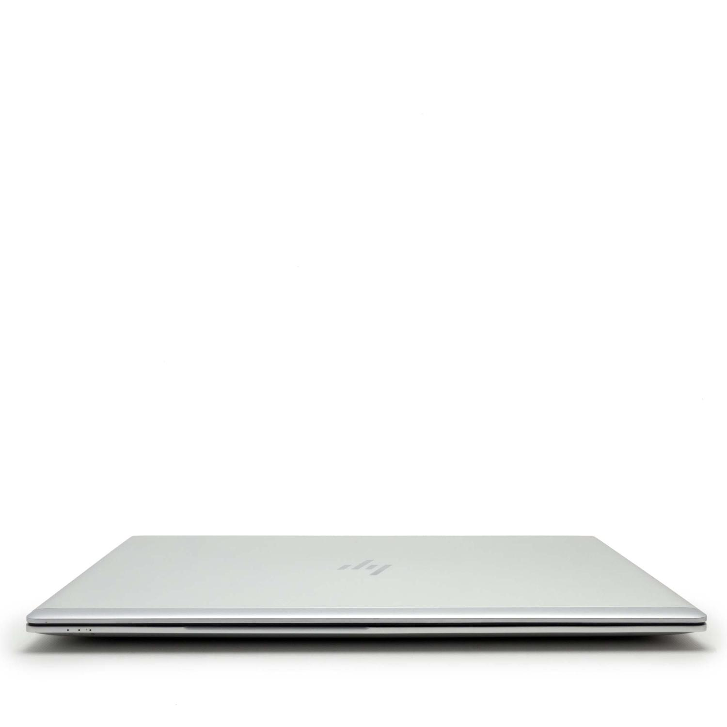 Geschlossener silberner Laptop auf weißem Hintergrund. HP-Logo sichtbar. Drei kleine Punkte an der Seite. Minimalistischer Studio-Shot.
