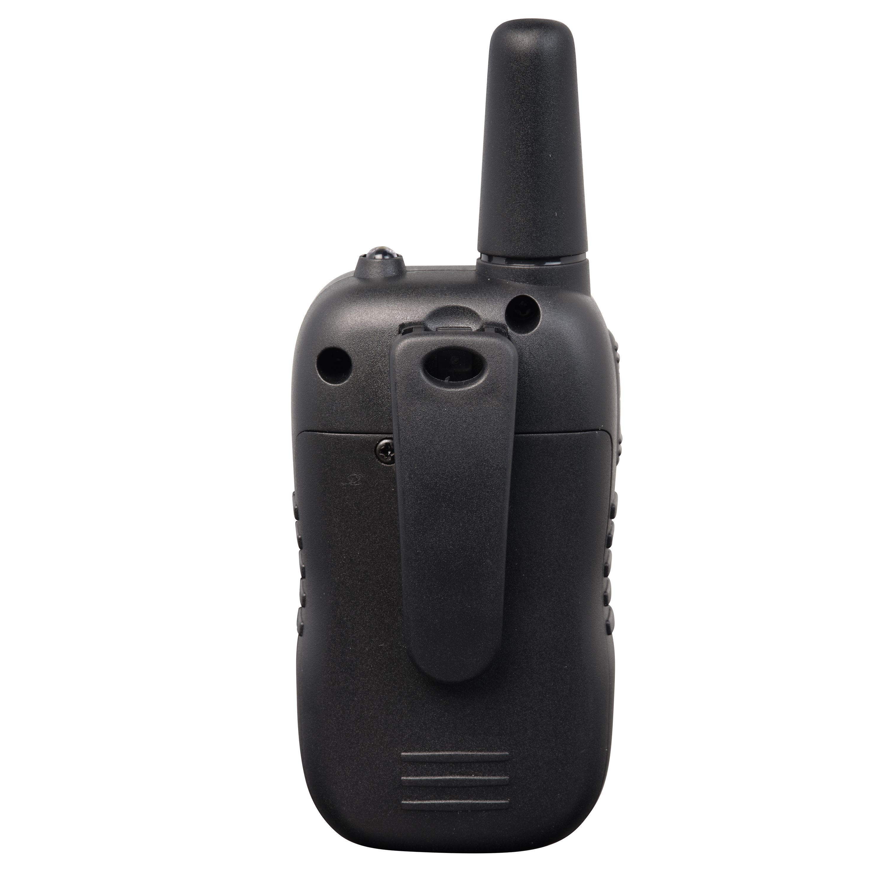 Ein schwarzes Walkie-Talkie mit Antenne, Gürtelclip und Knöpfen vor weißem Hintergrund.