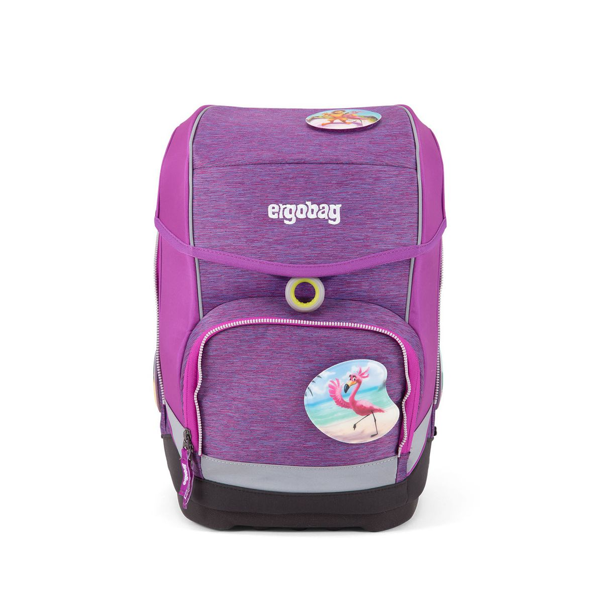 Lila Ergobag-Rucksack mit Flamingopatch auf der Vorderseite. Mit Reißverschluss-Vordertasche und Reflexstreifen. Weißer Hintergrund.