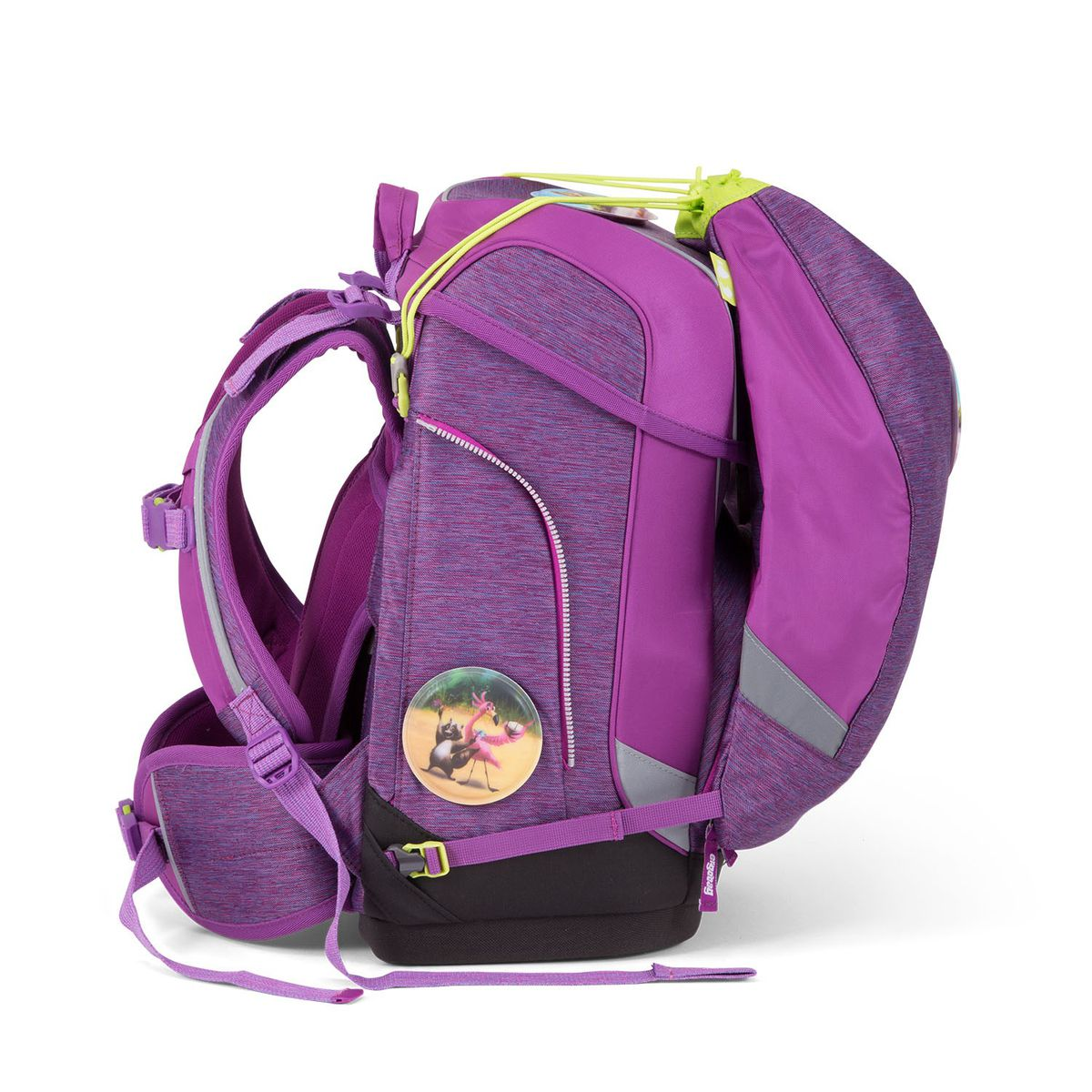 Ein lila Rucksack mit einem runden Aufnäher mit Zeichentricktieren. Er hat einen schwarzen Boden und neongrüne und reflektierende Akzente.