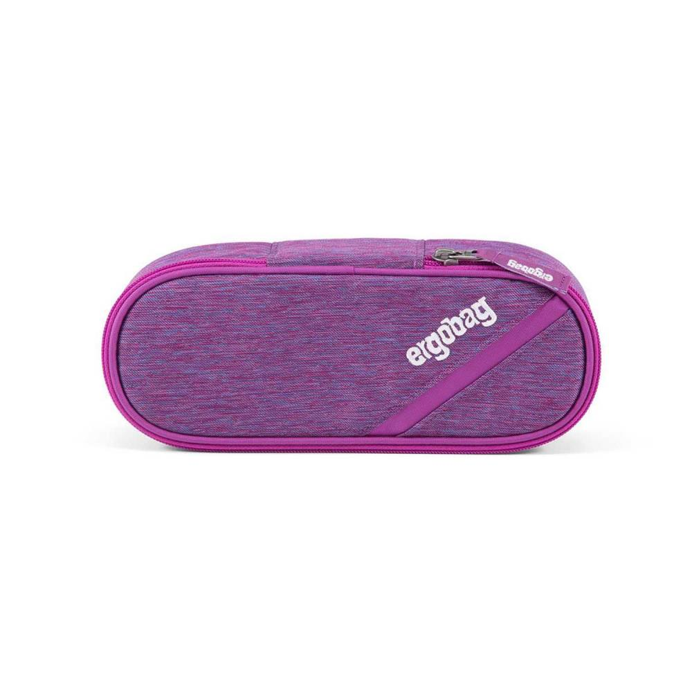 Ein lila Ergobag-Federmäppchen. Es hat einen Reißverschluss und das Ergobag-Logo. Das Etui ist oval und hat eine strukturierte Oberfläche.