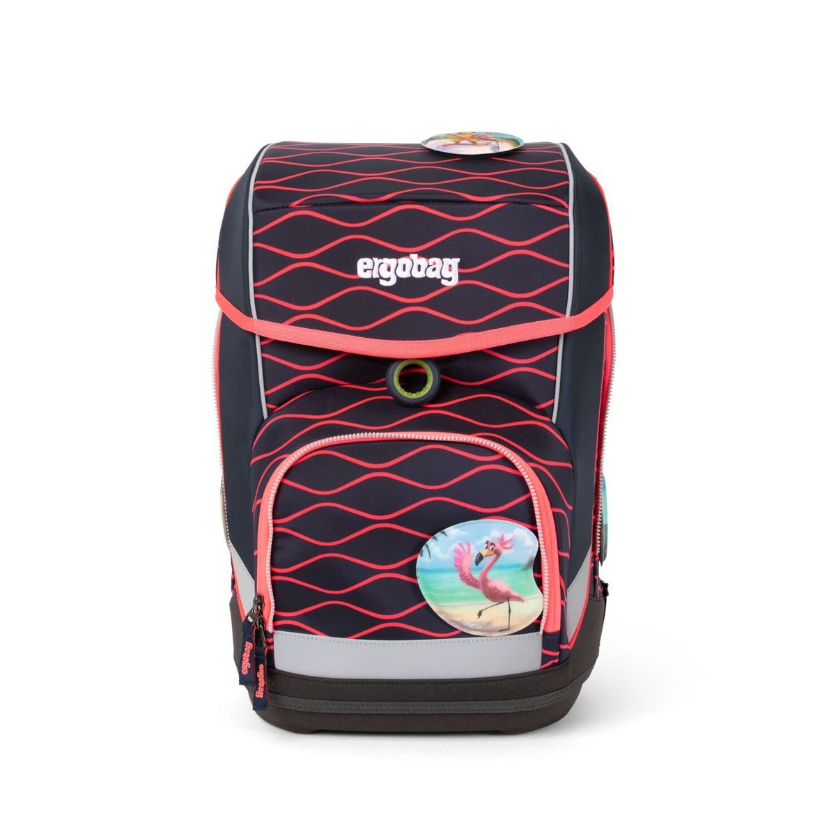 Schwarzer Rucksack mit roten Wellenlinien und einem Flamingo-Aufnäher. Er hat eine rosa Einfassung und einen Reflektor.