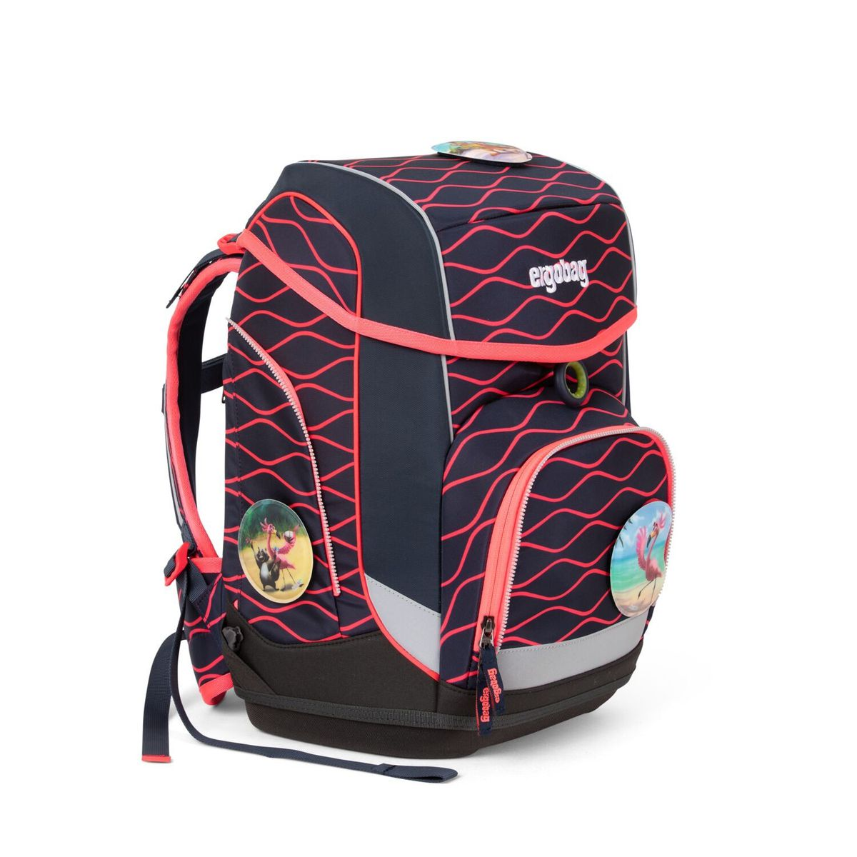 Ein marineblauer Schulrucksack mit pinkfarbenem Wellenmuster, pinkfarbenen Verzierungen und zwei runden Aufnähern. Mit Flamingo- und Tieraufklebern.