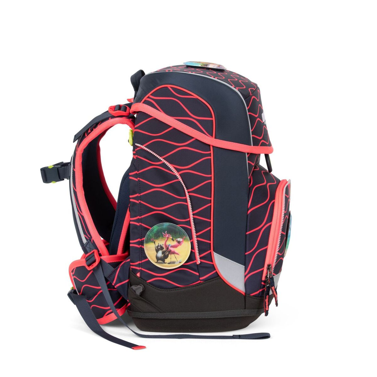 Ein marineblauer Schulrucksack mit pinkfarbenem Wellenmuster, pinkfarbenen Akzenten und einem runden Aufkleber mit Tieren. Er hat mehrere Taschen und Träger.