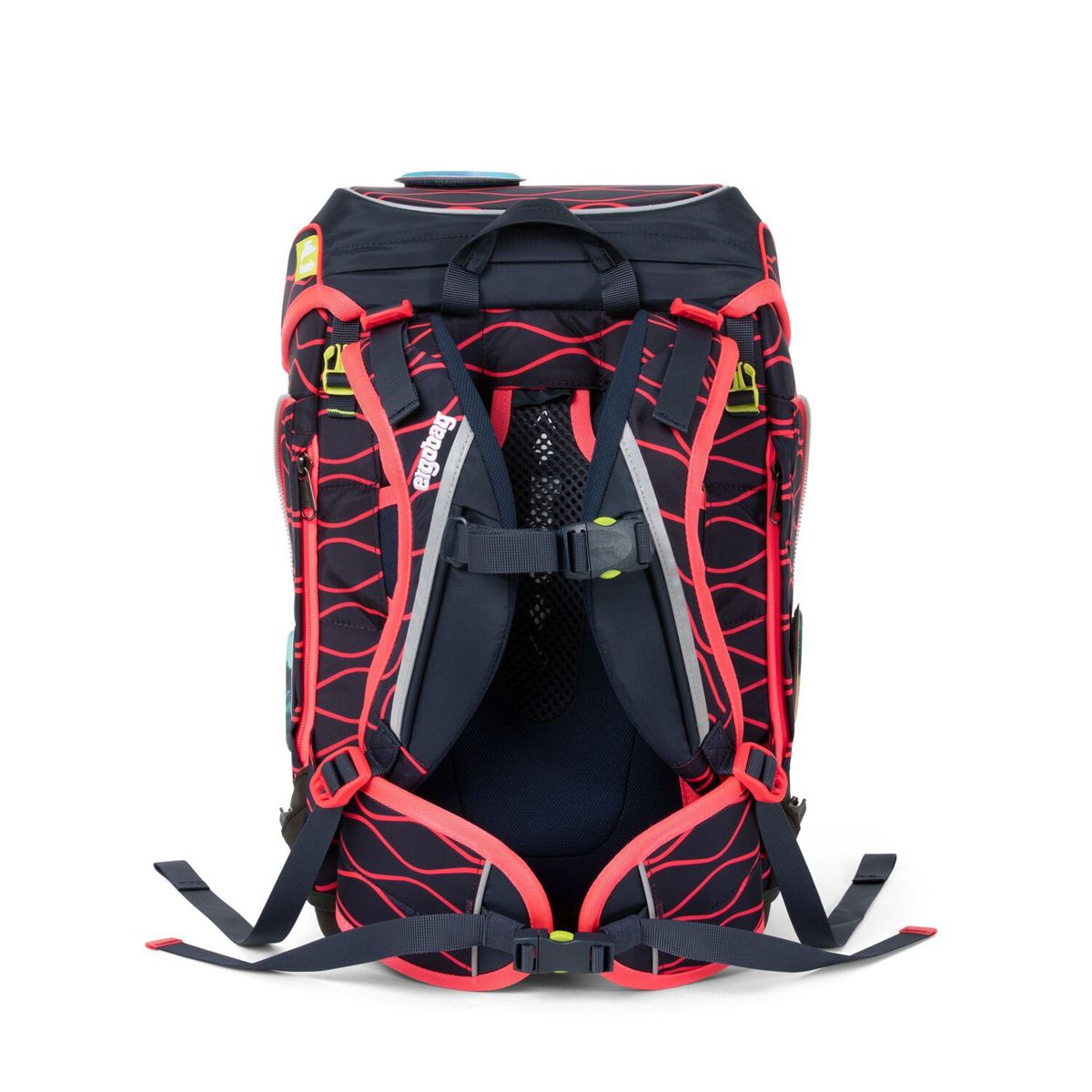 Ein marineblauer Rucksack mit roten Wellenmustern. Er hat verstellbare Gurte, Reflektoren und einen Tragegriff. Der Hintergrund ist weiß.