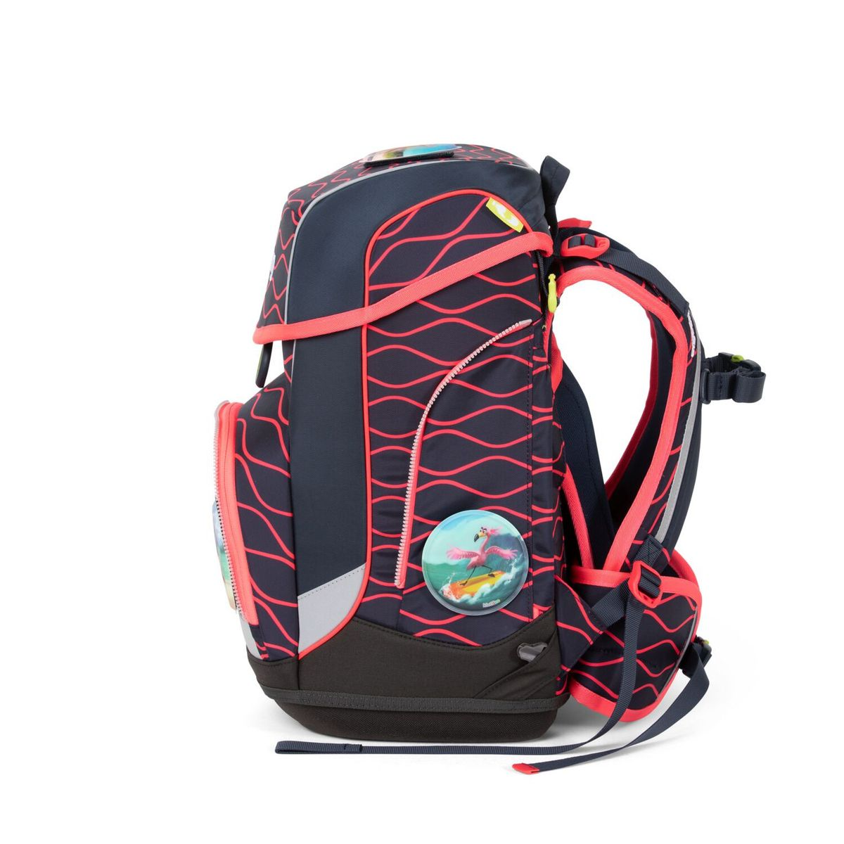 Ein marineblauer Rucksack mit roten Wellenmustern. Er hat rote Träger und ein Abzeichen mit surfenden Flamingos. Der Hintergrund ist weiß.