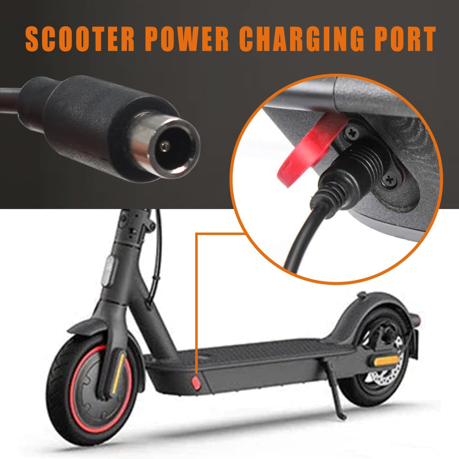 Schwarzer Roller mit Ladeanschluss. Ein Kabel ist eingesteckt. Der Ladeanschluss wird im Nahaufnahme gezeigt. Text lautet Scooter Power Charging Port.