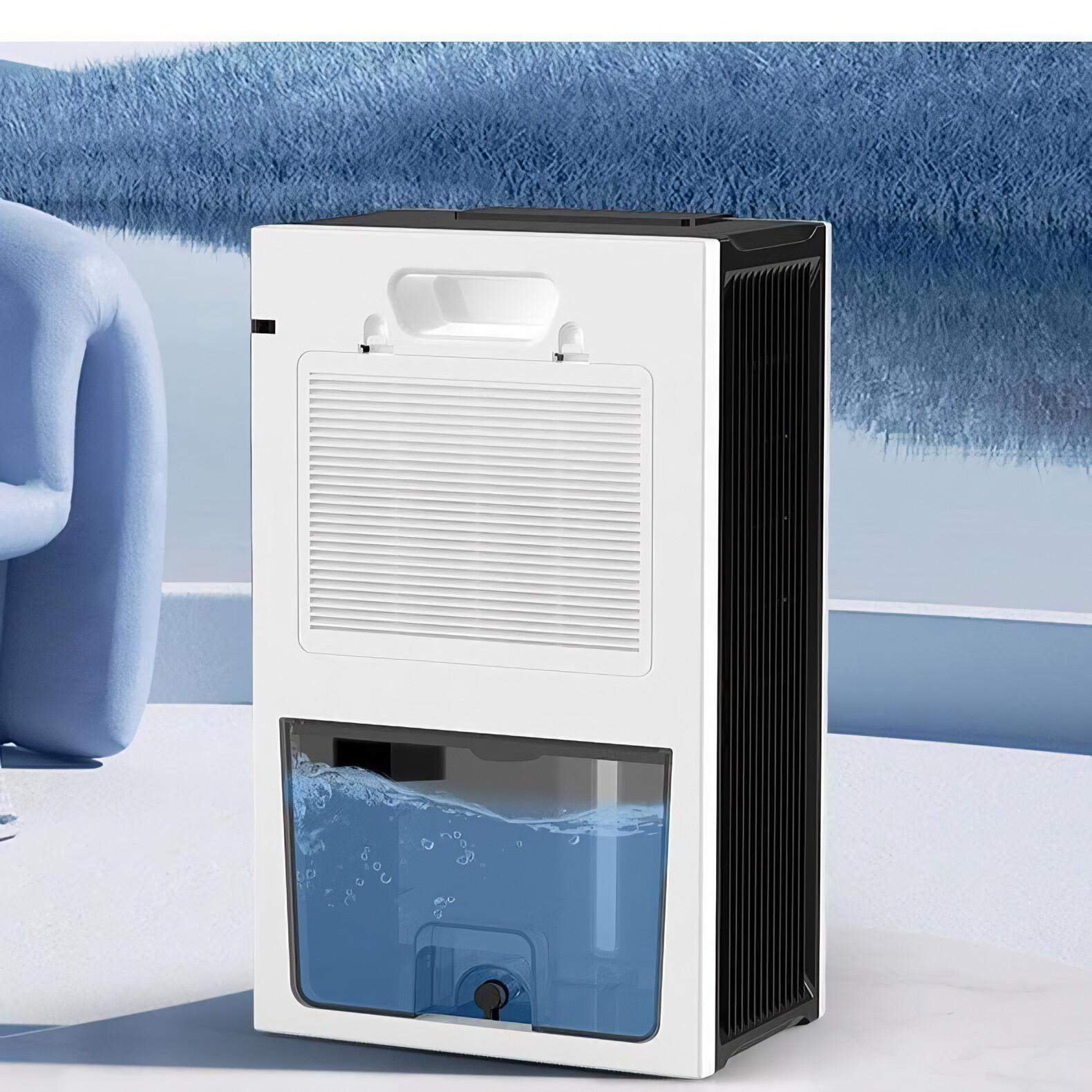 Ein weiß-schwarzer Luftentfeuchter mit Wassertank. Blauer Hintergrund mit einer strukturierten, abstrakten Form links.