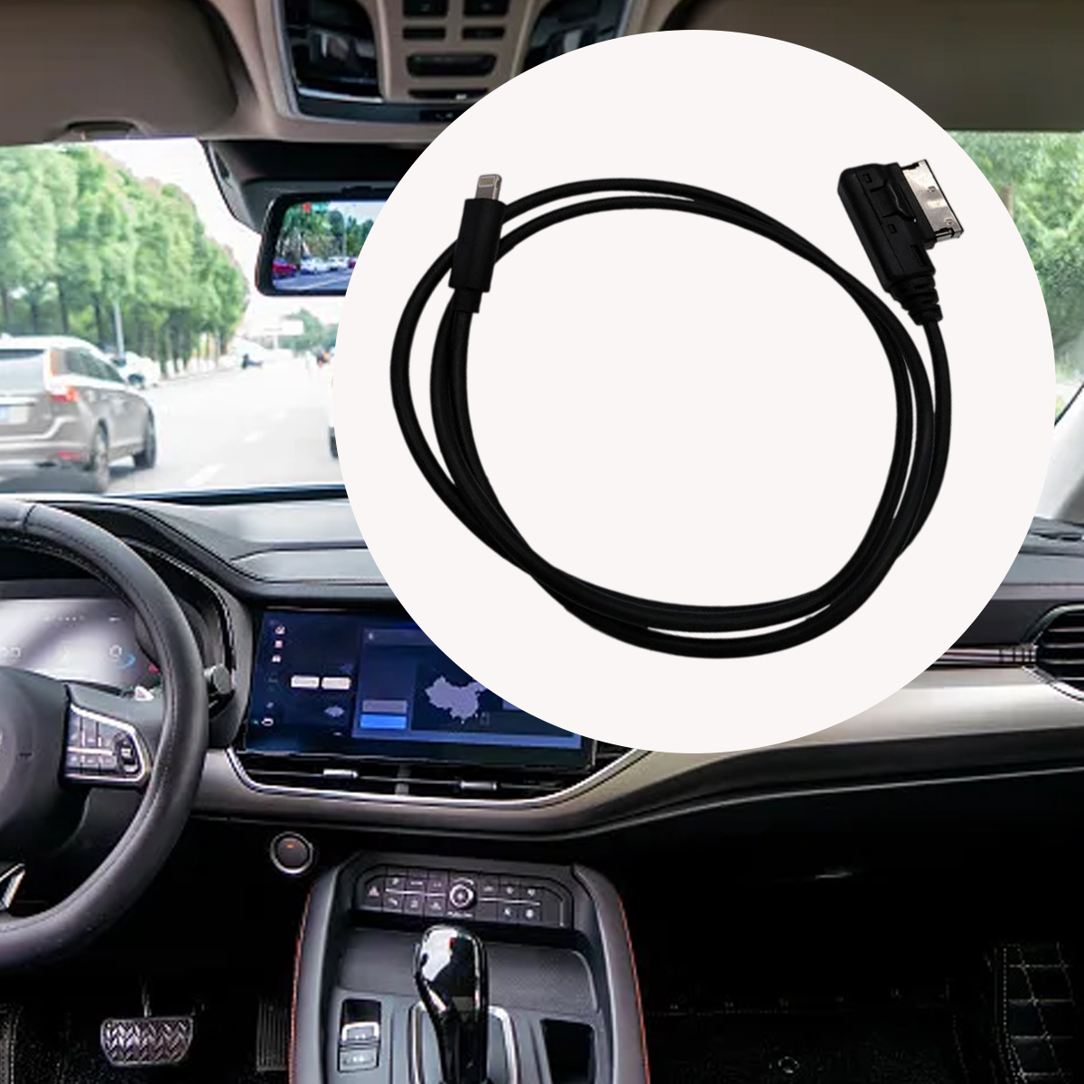 Ein schwarzes Kabel mit Anschlüssen liegt auf einem weißen Kreis. Das Bild zeigt das Innere eines Autos, einschließlich Display und Lenkrad.