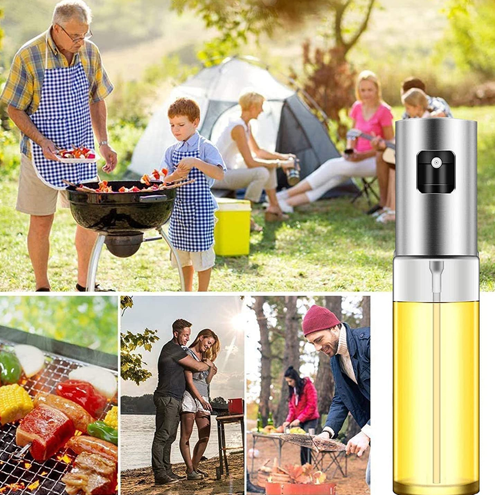 Eine Familie grillt. Ein älterer Mann und ein Junge stehen am Grill, andere entspannen sich in der Nähe eines Zeltes. Rechts ist ein Ölsprüher.