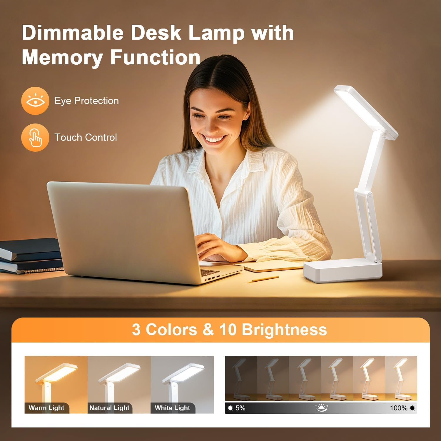 Eine Frau benutzt einen Laptop unter einer weißen Schreibtischlampe. Die Lampe hat drei Farbeinstellungen und zehn Helligkeitsstufen.