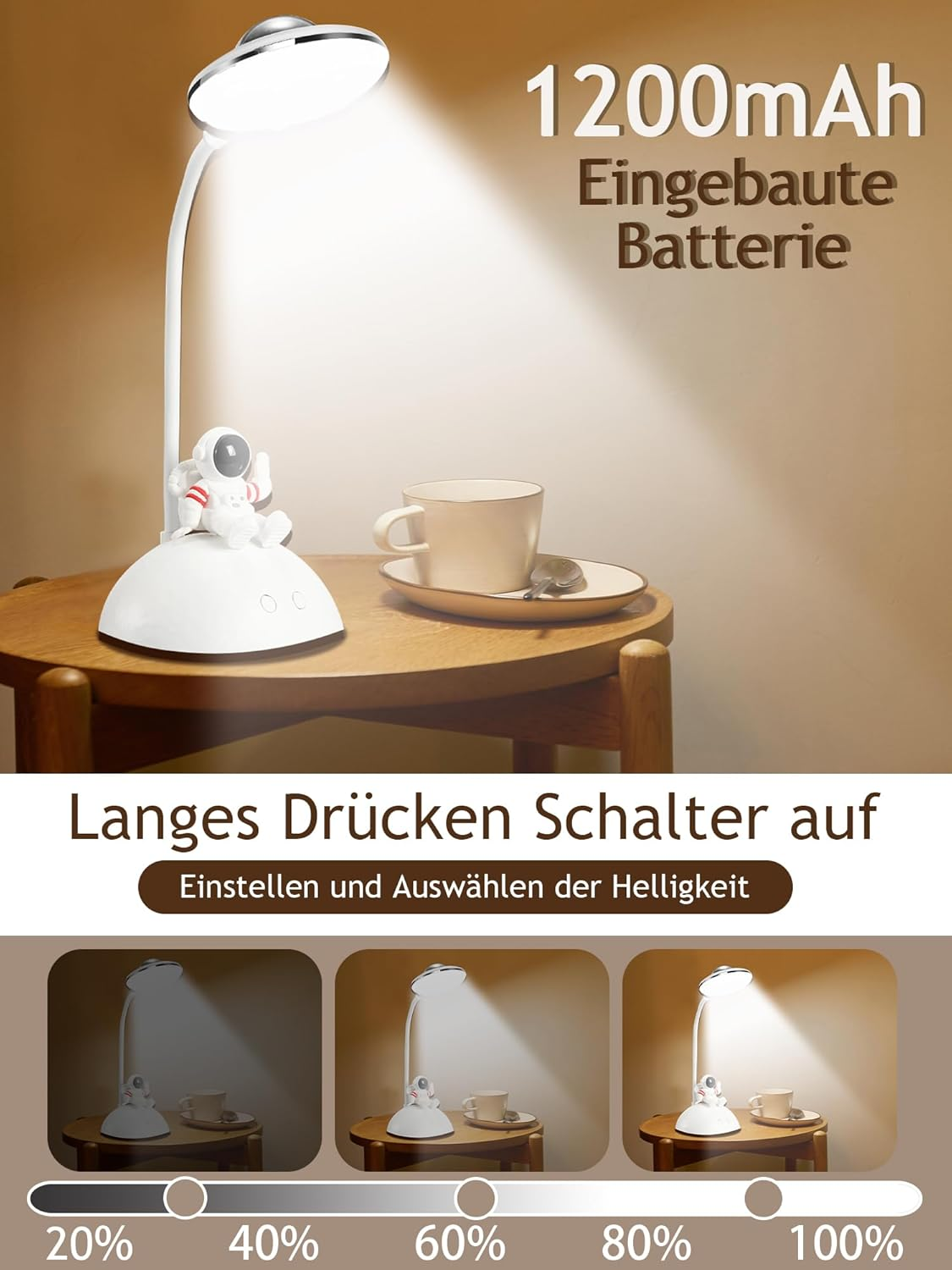 Eine weiße Schreibtischlampe mit Astronautenfigur. Auf einem Tisch stehen eine Tasse und eine Untertasse. Text: 1200mAh, Helligkeitsstufen.