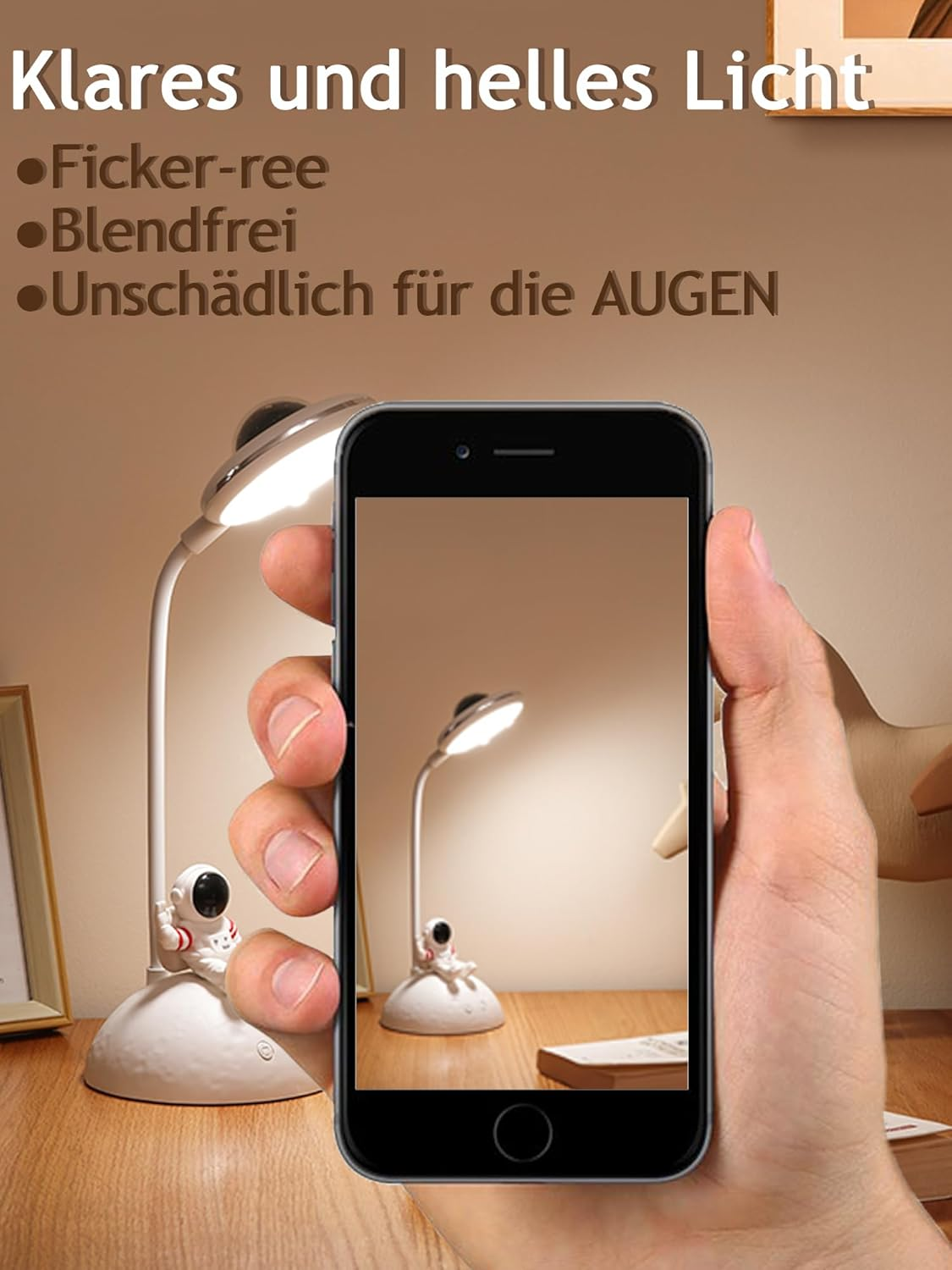 Eine Hand hält ein Telefon mit einer Lampe mit einer Astronautenfigur. Das Telefon befindet sich vor der eigentlichen Lampe.