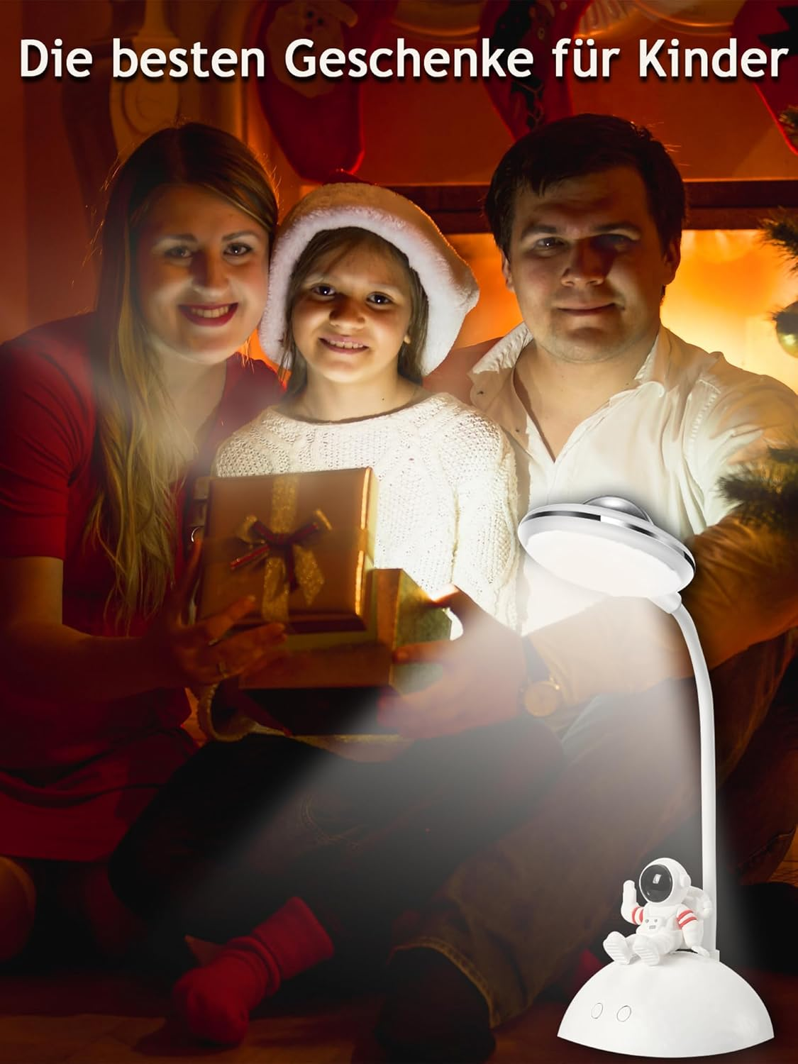 Familie mit Geschenk. Vorne eine Lampe mit Astronaut. Oben steht: Die besten Geschenke für Kinder.