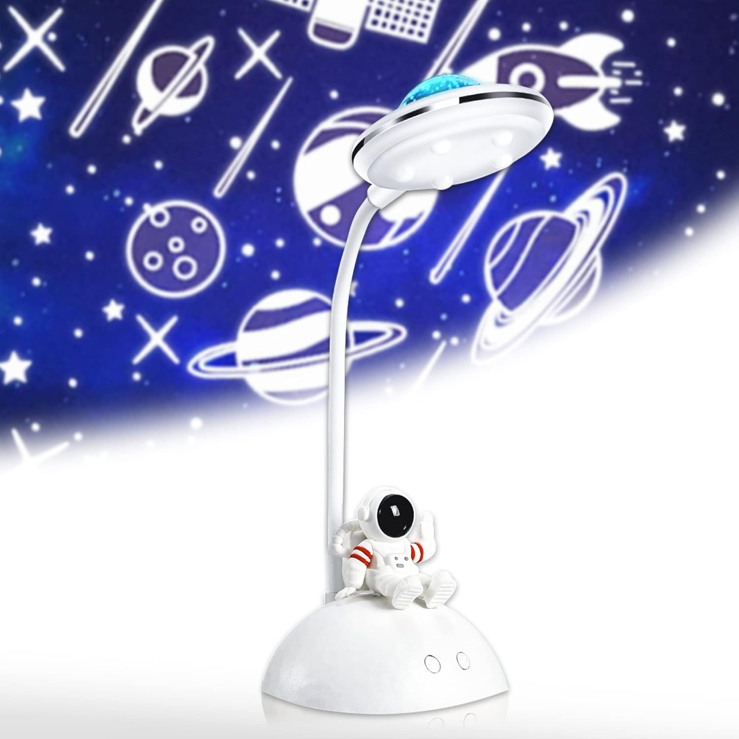 Eine weiße Lampe mit Astronautenfigur, die Sterne und Planeten auf einen blauen Hintergrund projiziert. Die Lampe hat ein raumschiffähnliches Design.