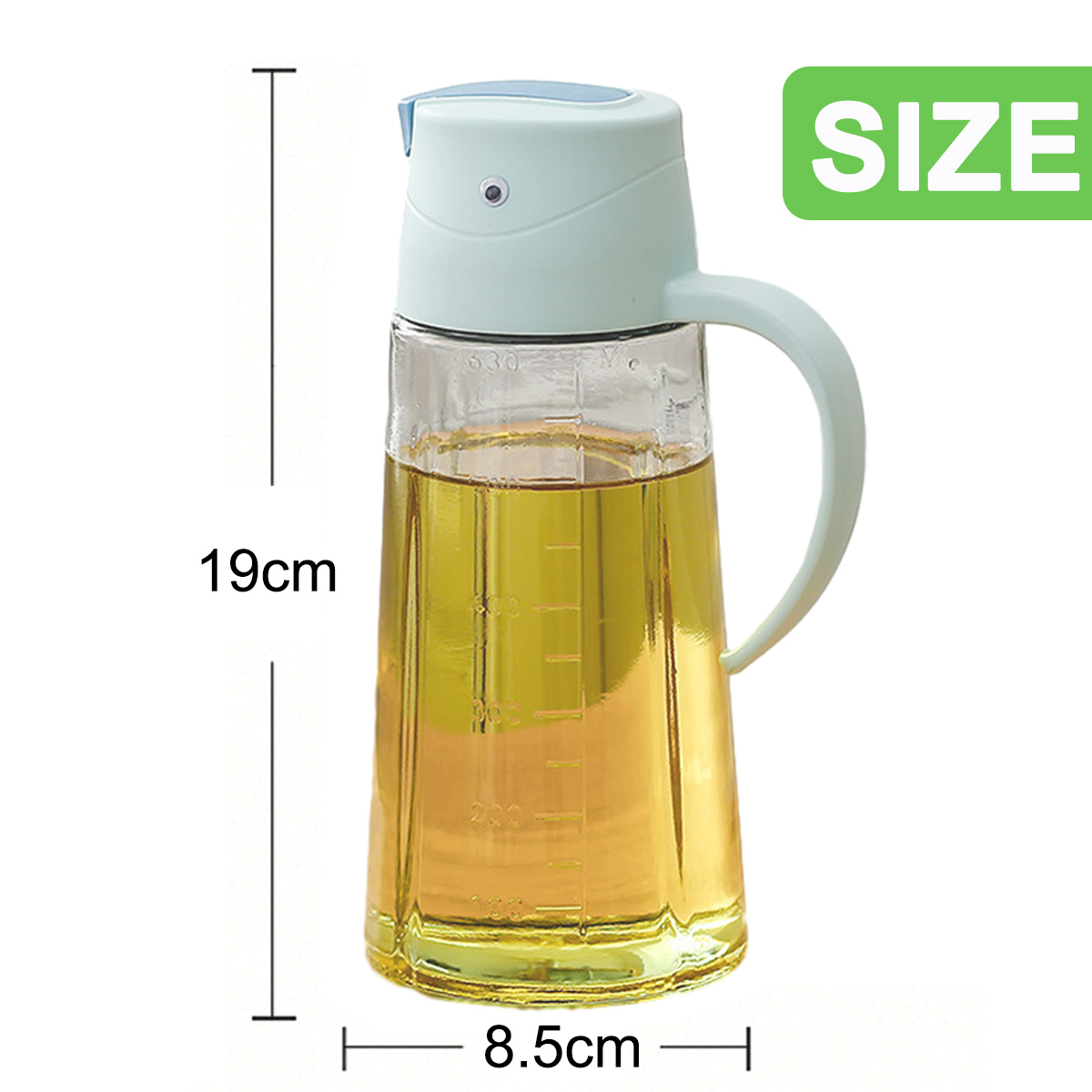 Ein durchsichtiger Glas-Ölspender mit mintgrünem Deckel und Griff ist mit gelbem Öl gefüllt. Die Größe wird mit 19 cm Höhe und 8,5 cm Breite angegeben.
