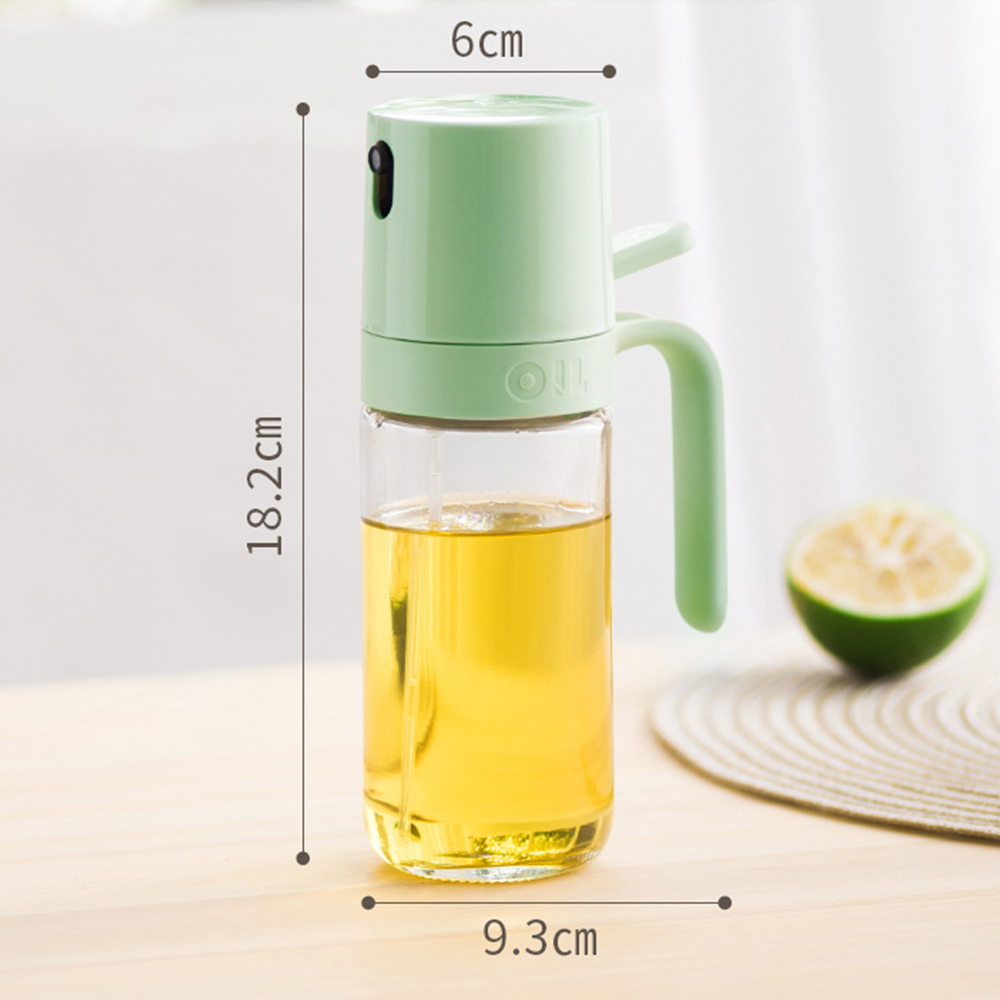 Eine grüne Ölflasche aus Glas mit Öl, eine Zitronenhälfte und eine Strohmatte. Maße sind enthalten.