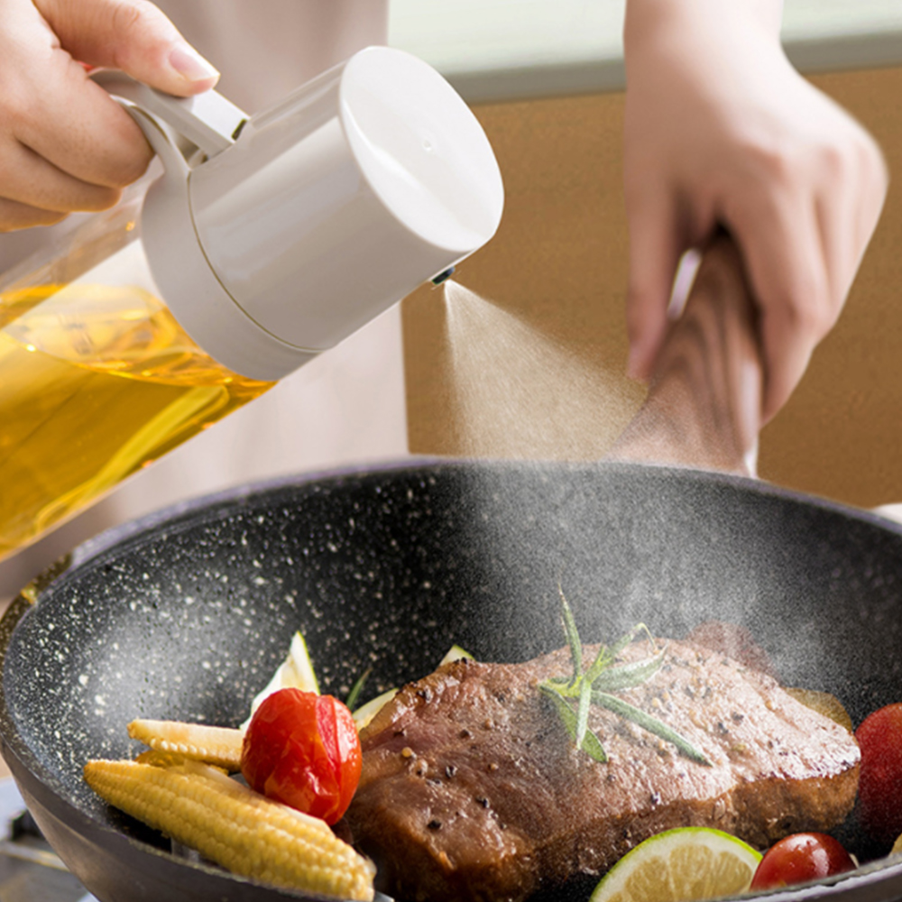 Eine Person besprüht ein Steak in einer Pfanne mit Öl. Gemüse wie Tomaten und Mais sind in der Pfanne. Brauner Hintergrund.