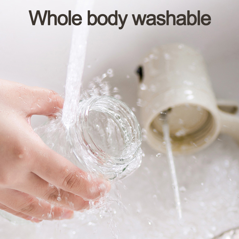 Eine Hand hält ein Glas unter fließendem Wasser. Im Hintergrund befindet sich ein weißer Wasserkocher. Der Text lautet 'Ganzkörper waschbar'.
