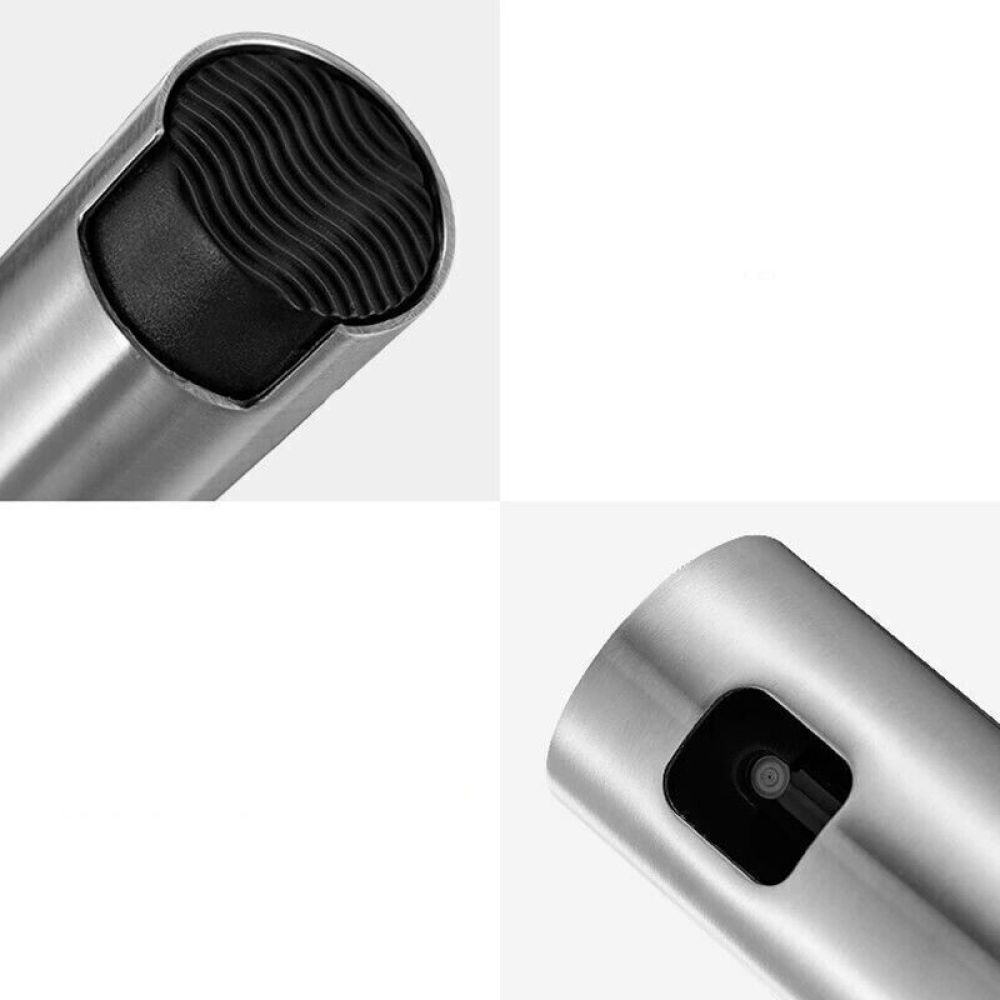 Nahaufnahme eines Edelstahl-Ölsprühers. Zeigt die Düse und die gerillte schwarze Oberseite. Der Hintergrund ist weiß, mit minimalistischem Design.