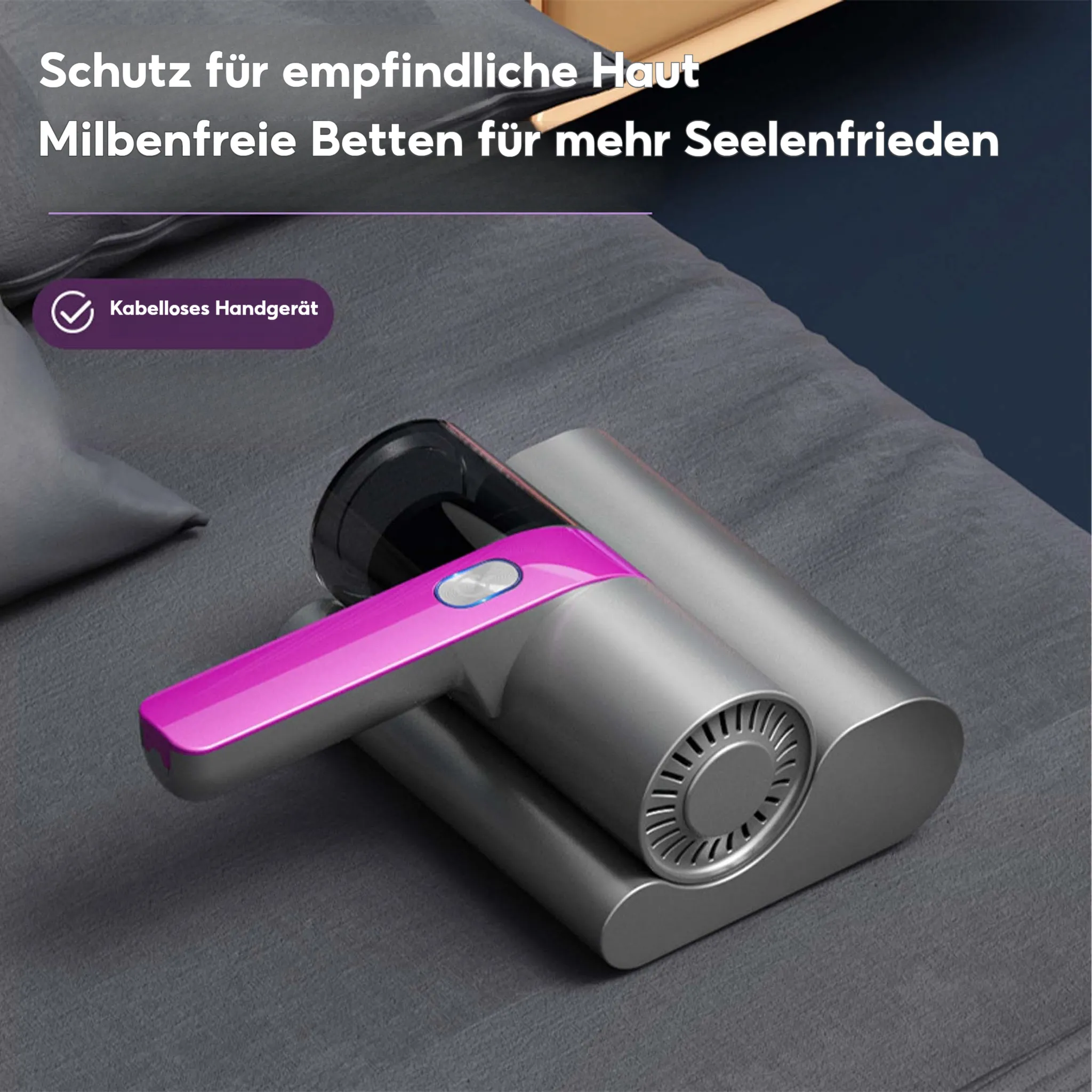 Ein silberner und pinkfarbener Handstaubsauger liegt auf einer Oberfläche. Text auf Deutsch steht oben.