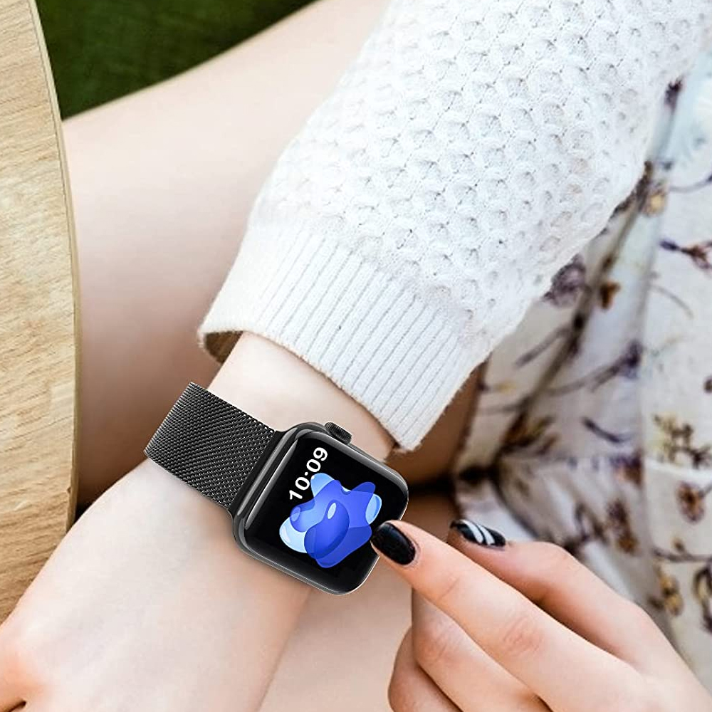 Eine Person, die eine schwarze Smartwatch mit einem Mesh-Armband trägt. Der Bildschirm zeigt die Uhrzeit an, und ein Finger berührt die Uhr.