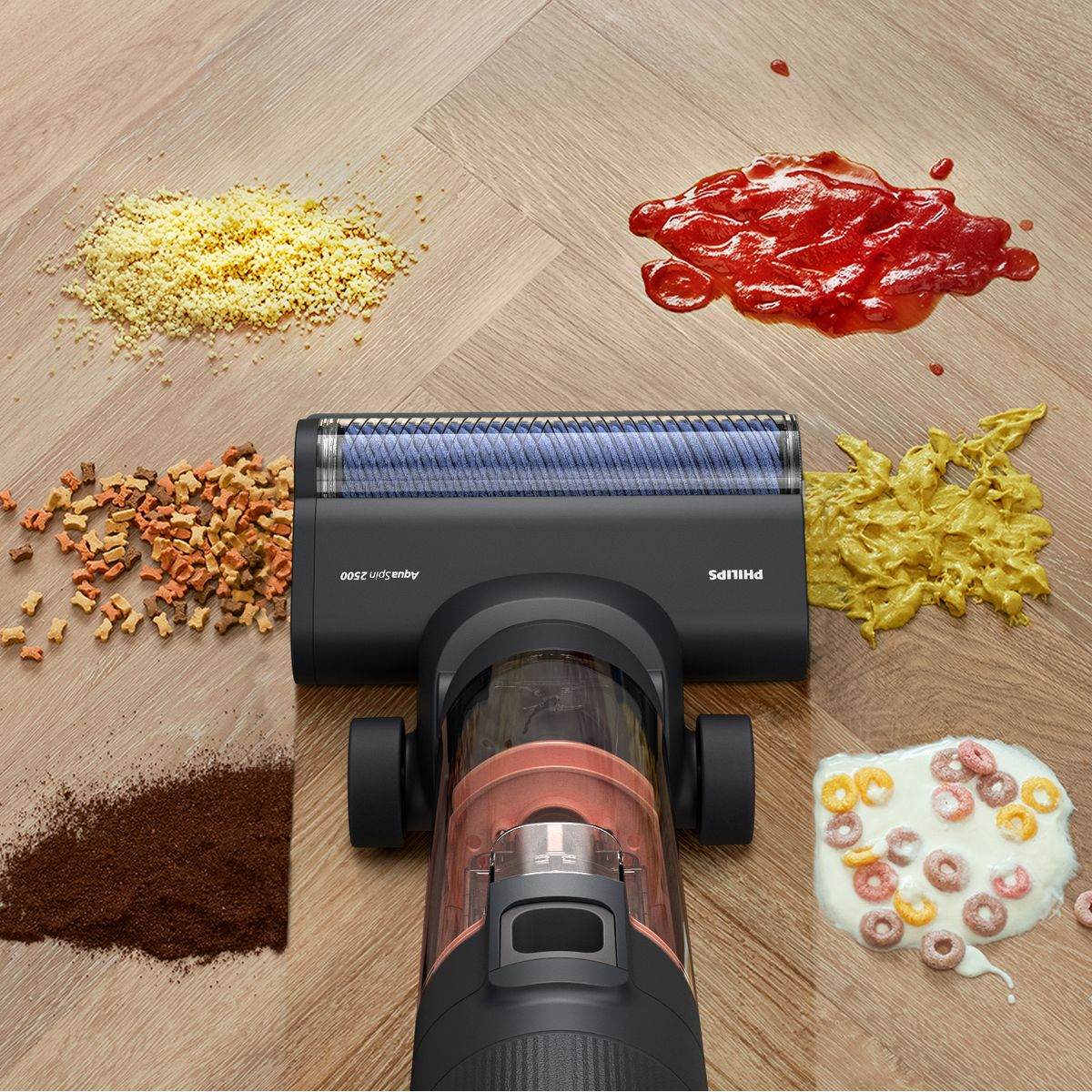Odkurzacz Philips na drewnianej podłodze, otoczony rozlanym jedzeniem: okruchy, ketchup, makaron, płatki śniadaniowe, karma dla psów i fusy z kawy.