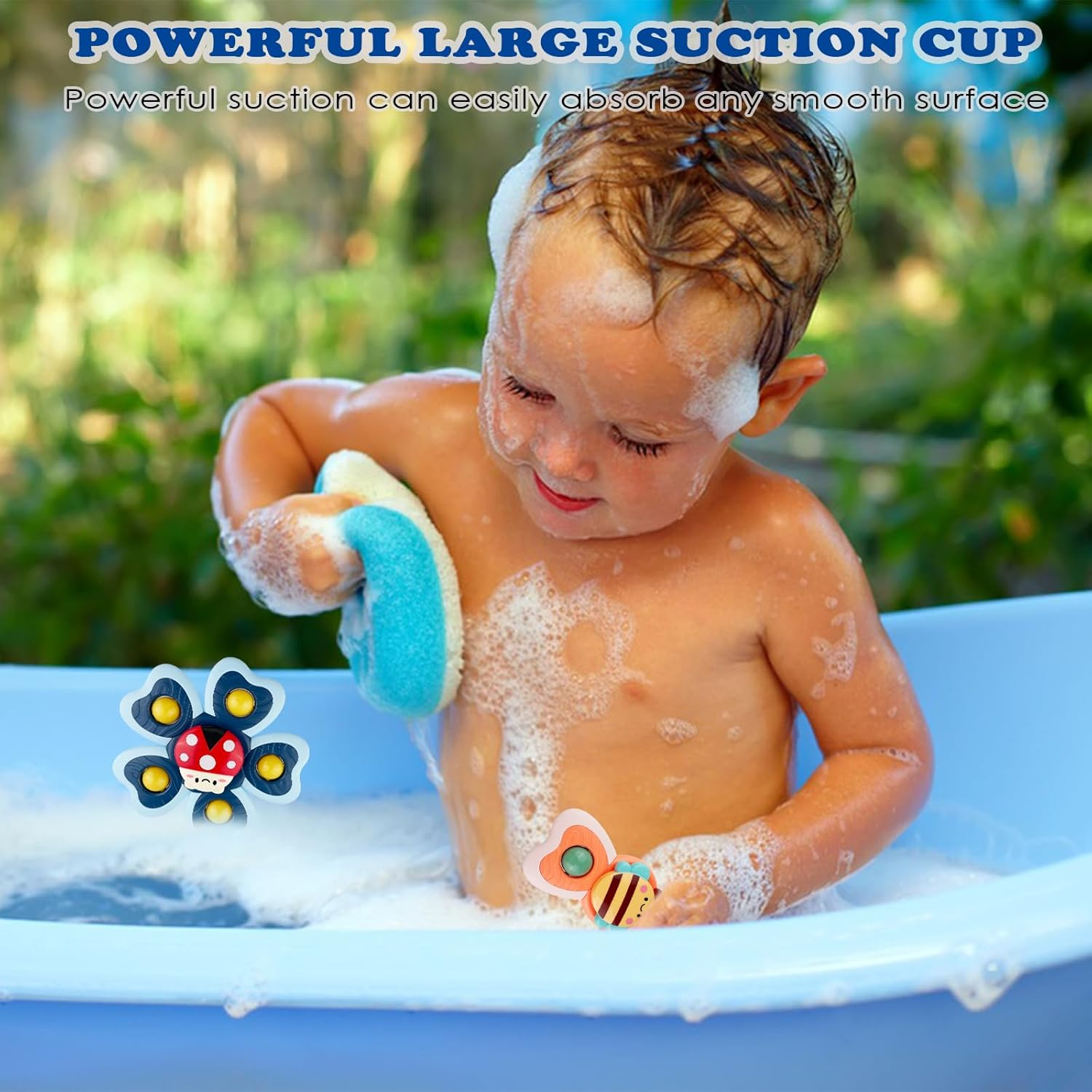 Ein Kind in einer blauen Badewanne spielt mit Spielzeug. Das Kind hält einen Schwamm und ist mit Seife bedeckt. Spielzeug ist im Wasser.