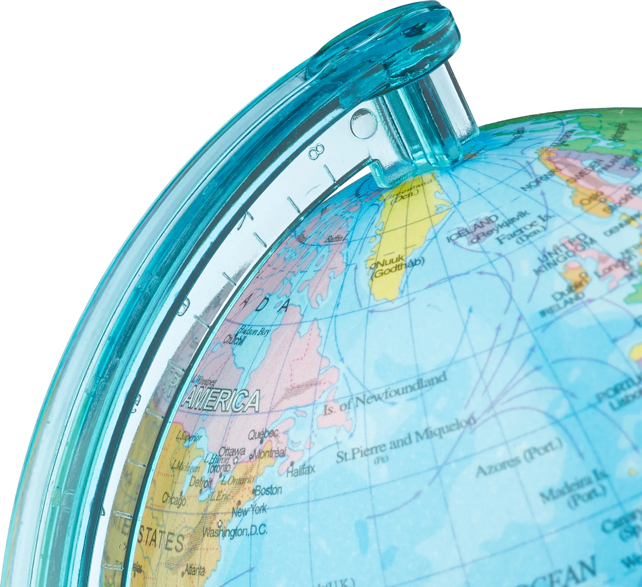 Nahaufnahme eines Globus mit blauem Bogen. Der Globus zeigt Nordamerika, Europa und den Atlantik.