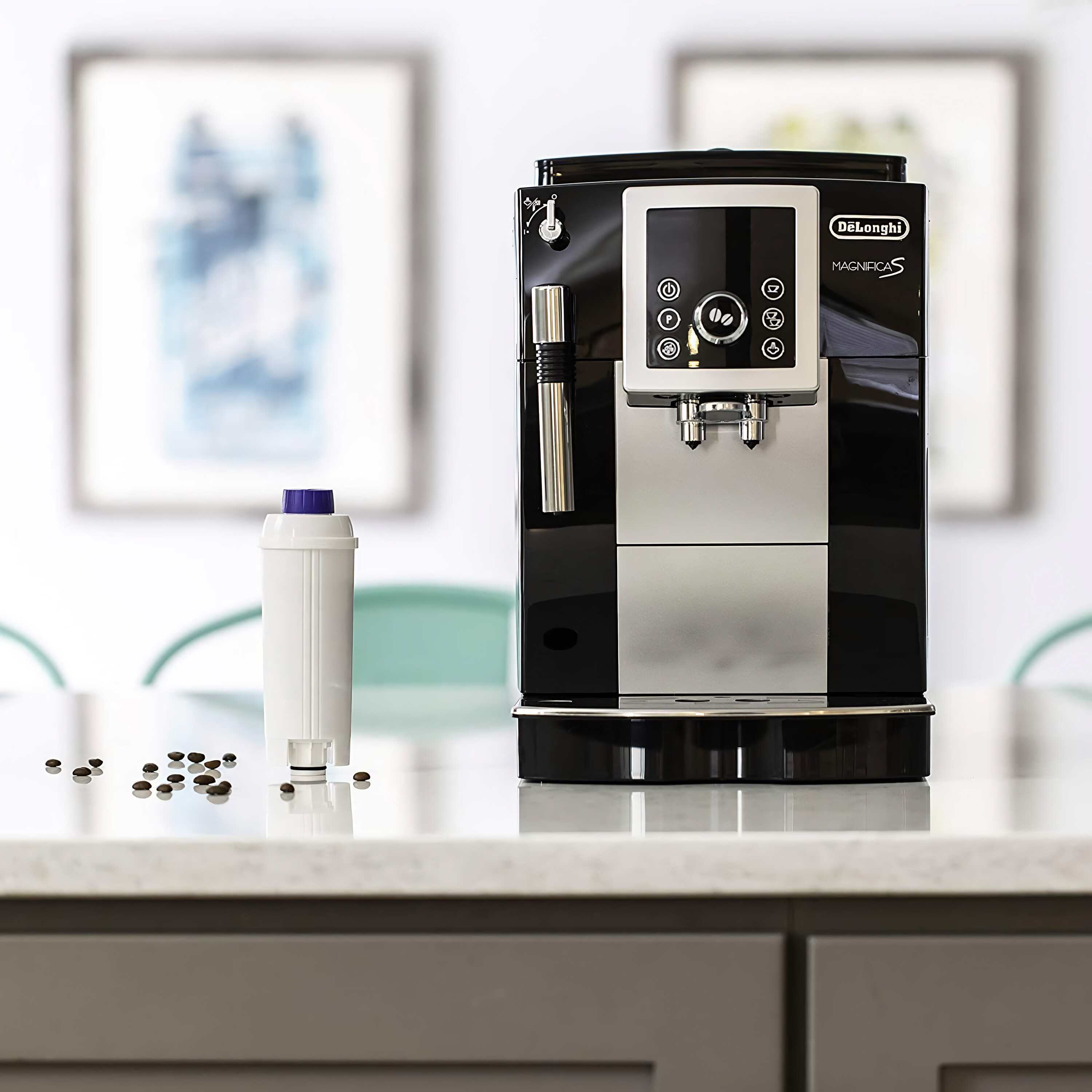 Eine schwarze und silberne DeLonghi Magnifica S Kaffeemaschine. Auf der Theke befinden sich ein Filter und Kaffeebohnen.