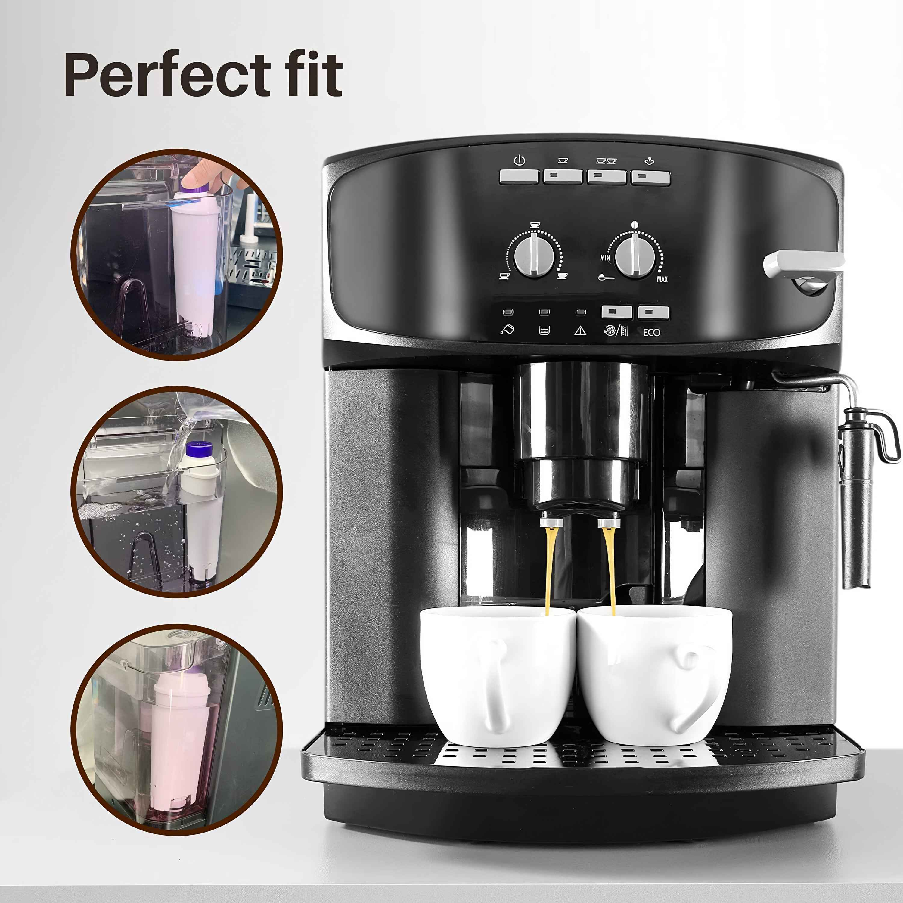 Eine schwarze Kaffeemaschine mit zwei Tassen. Kaffee fließt in die Tassen. Drei eingesetzte Bilder zeigen den Filter.