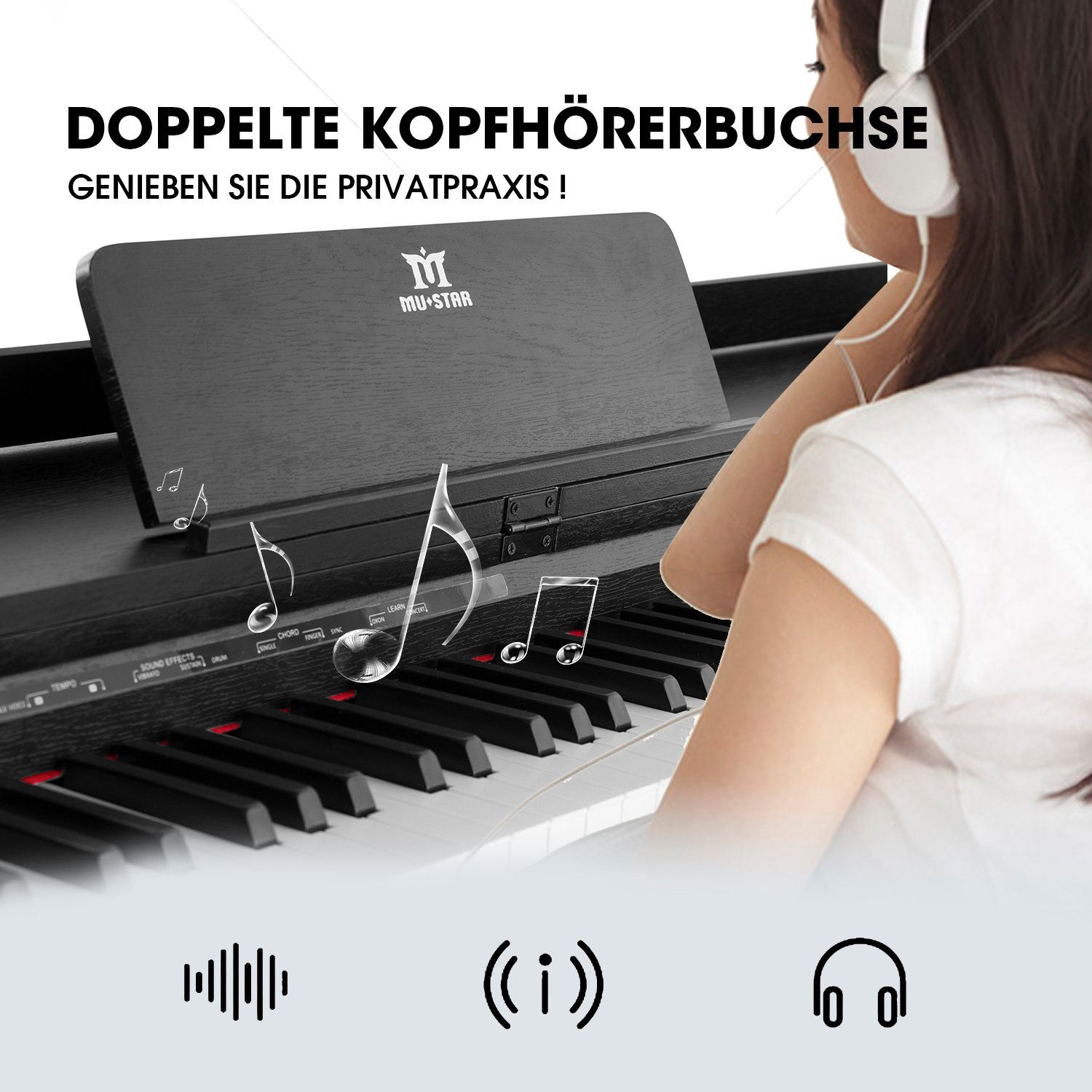 Eine Frau mit Kopfhörern spielt ein schwarzes Klavier. Noten schweben über den Tasten. Text sagt 'Doppelte Kopfhörerbuchse'.