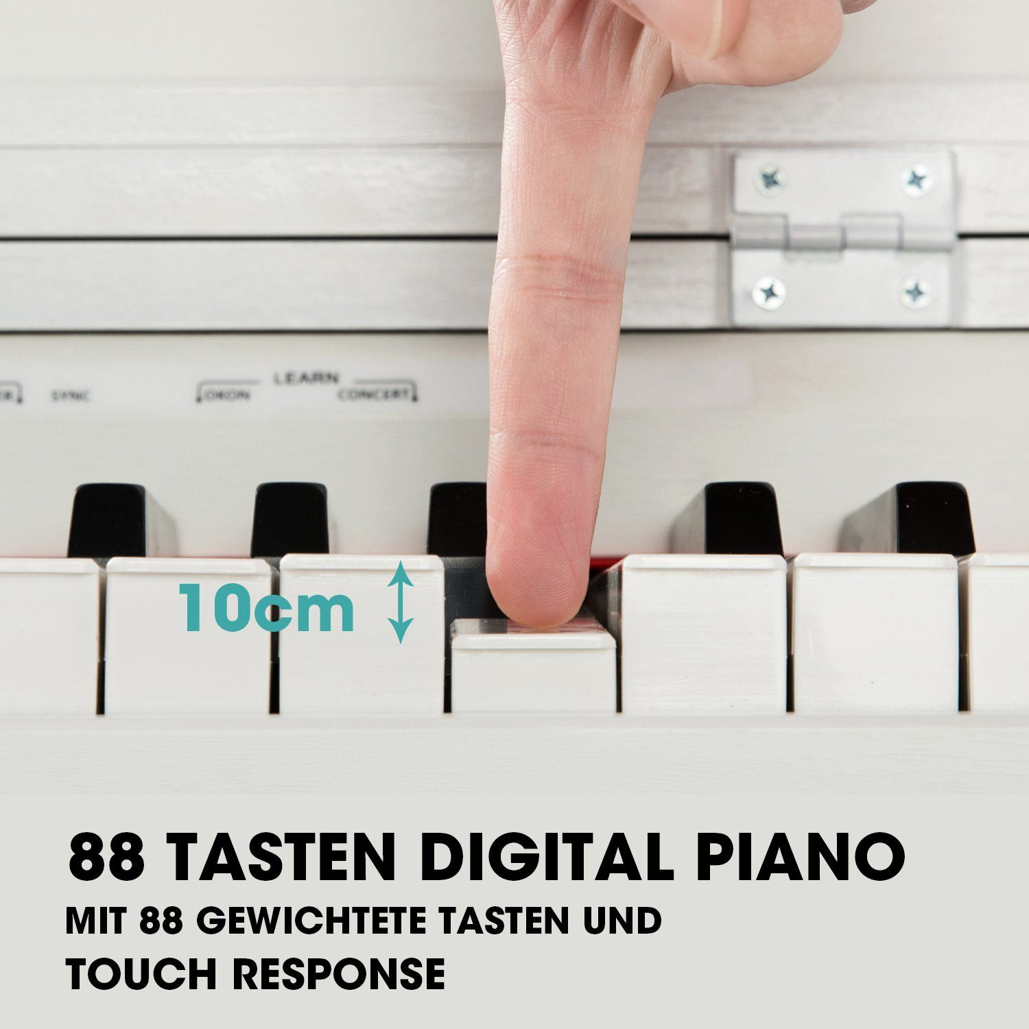 Ein Finger drückt eine Klaviertaste. Weiße Tasten mit schwarzen dazwischen. Text: 88 Tasten Digital Piano, 10cm Messung.