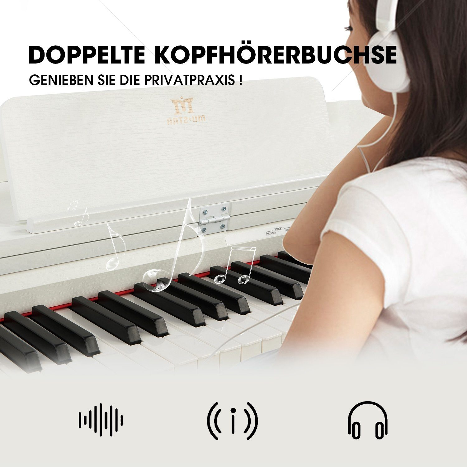 Eine Frau mit Kopfhörern spielt Klavier. Text: „Doppelte Kopfhörerbuchse“. Noten schweben über den Tasten.