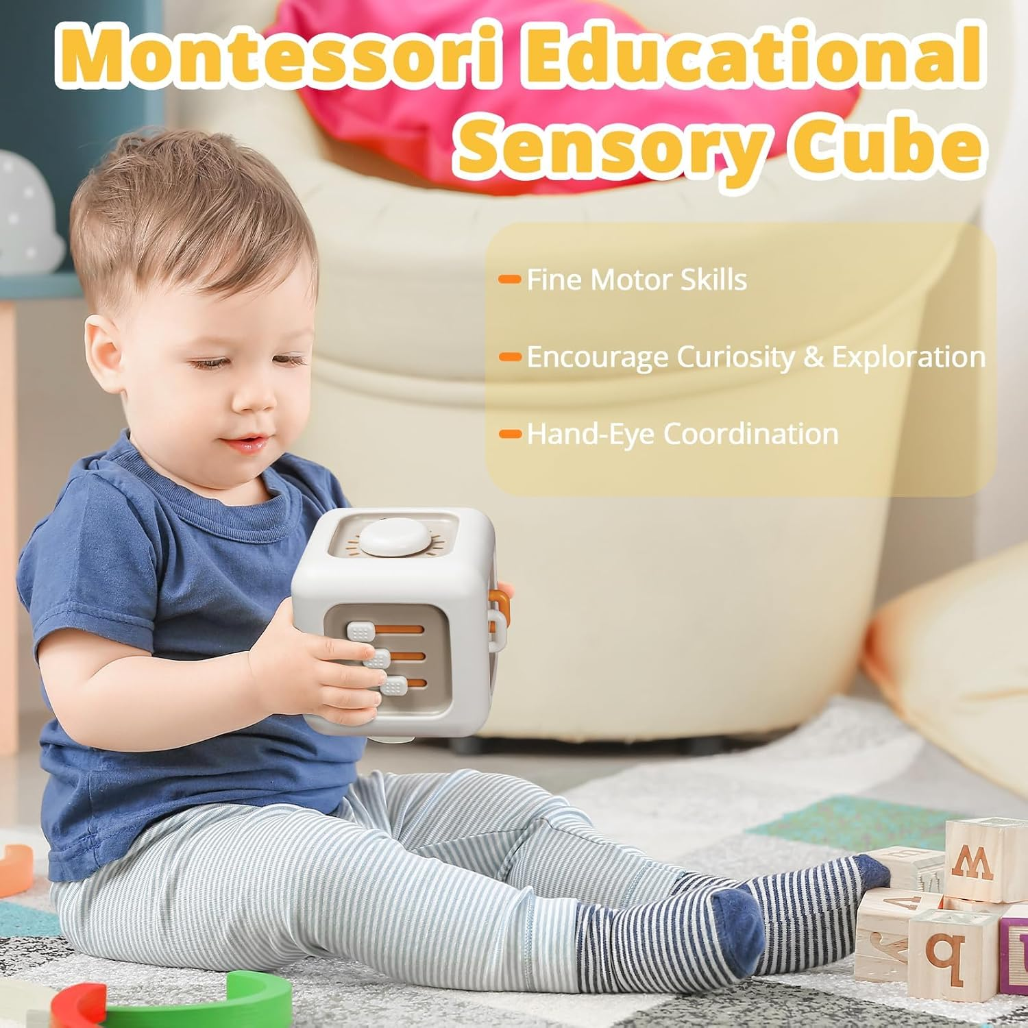 Ein Baby hält einen Sensorikwürfel. Der Text lautet 'Montessori Educational Sensory Cube'. Würfel, Blöcke und ein Stuhl sind im Hintergrund.