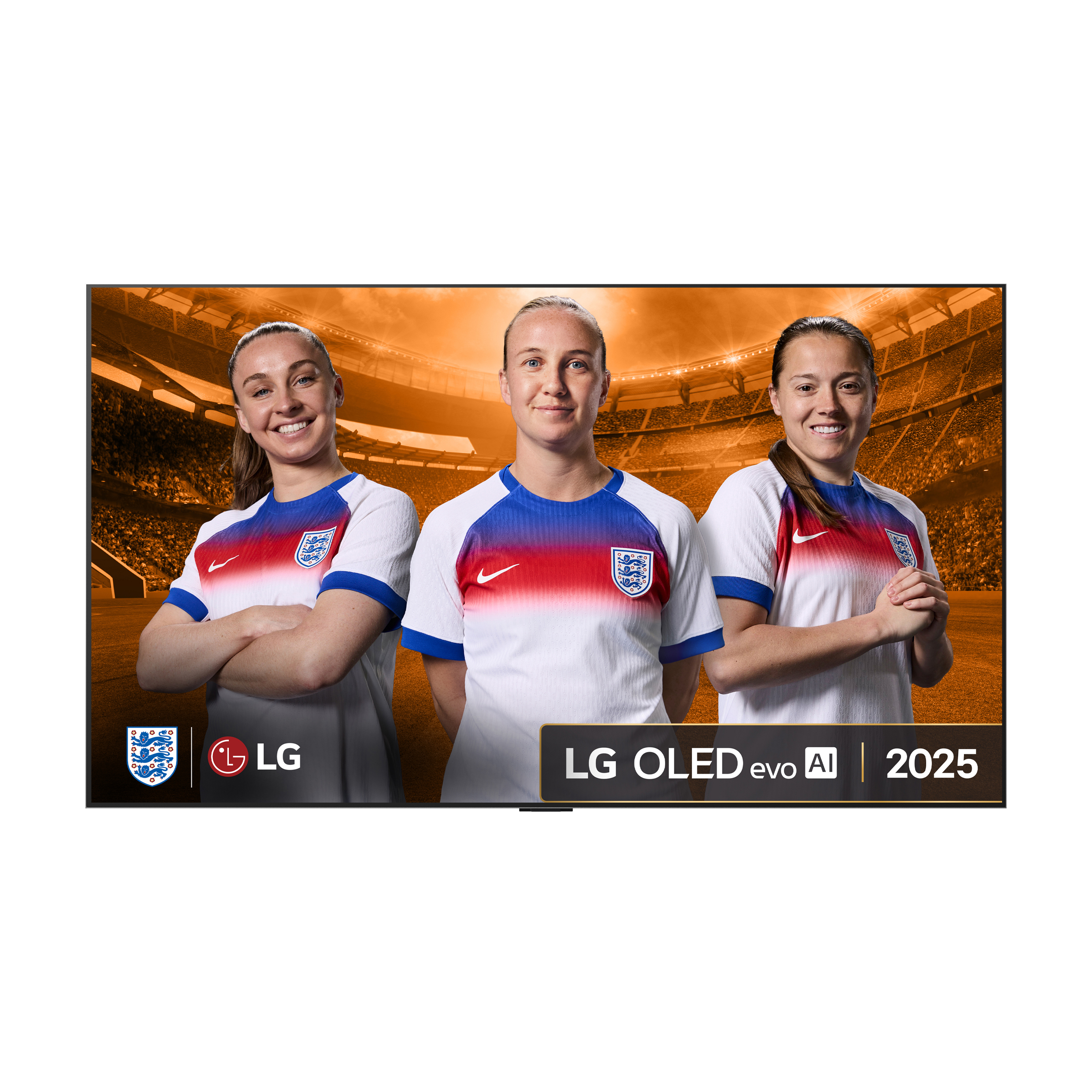 Tre donne con maglie da calcio inglesi davanti a un'immagine dello stadio. Viene visualizzato LG OLED evo AI 2025.