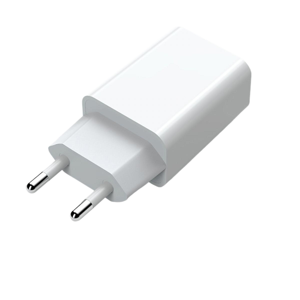 Ein weißer Netzadapter mit zwei silbernen Stiften ist auf weißem Hintergrund isoliert. Er hat eine rechteckige Form mit abgerundeten Kanten.