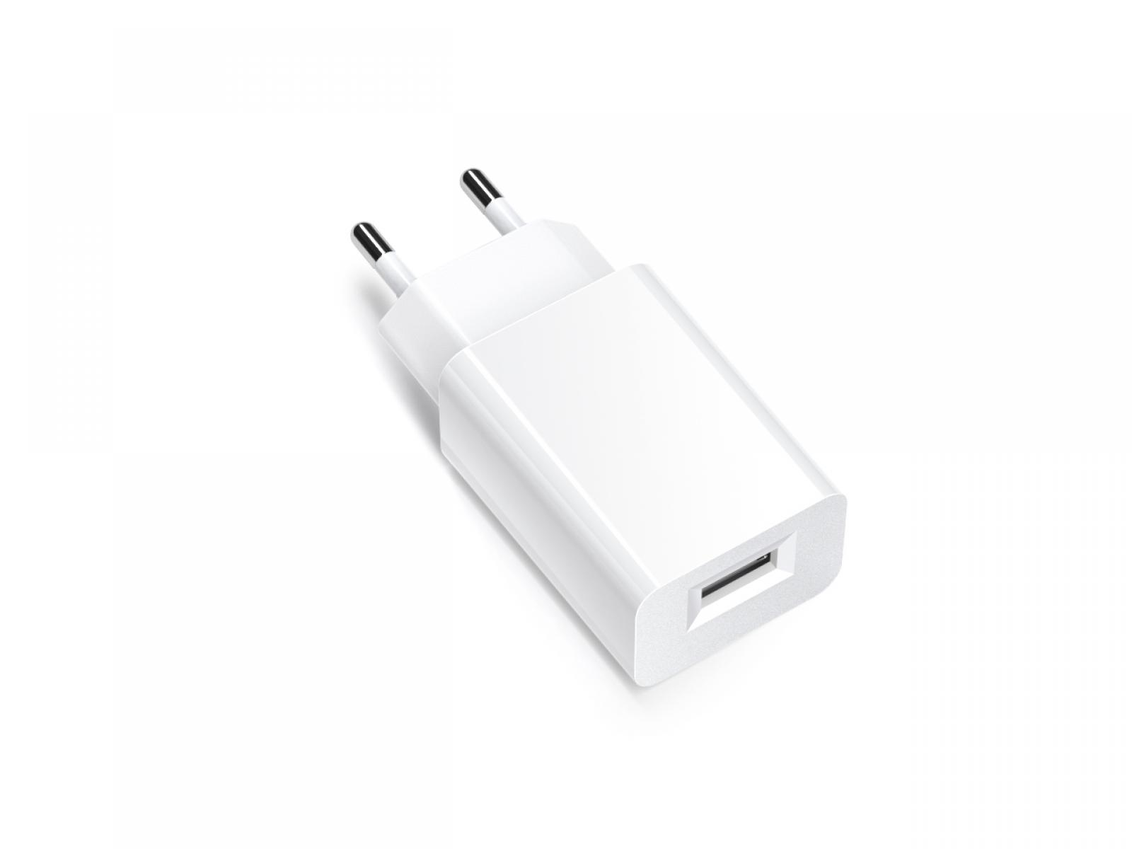 Ein weißes Telefonladegerät mit zwei Stiften und einem USB-Anschluss. Der Hintergrund ist schlicht weiß.