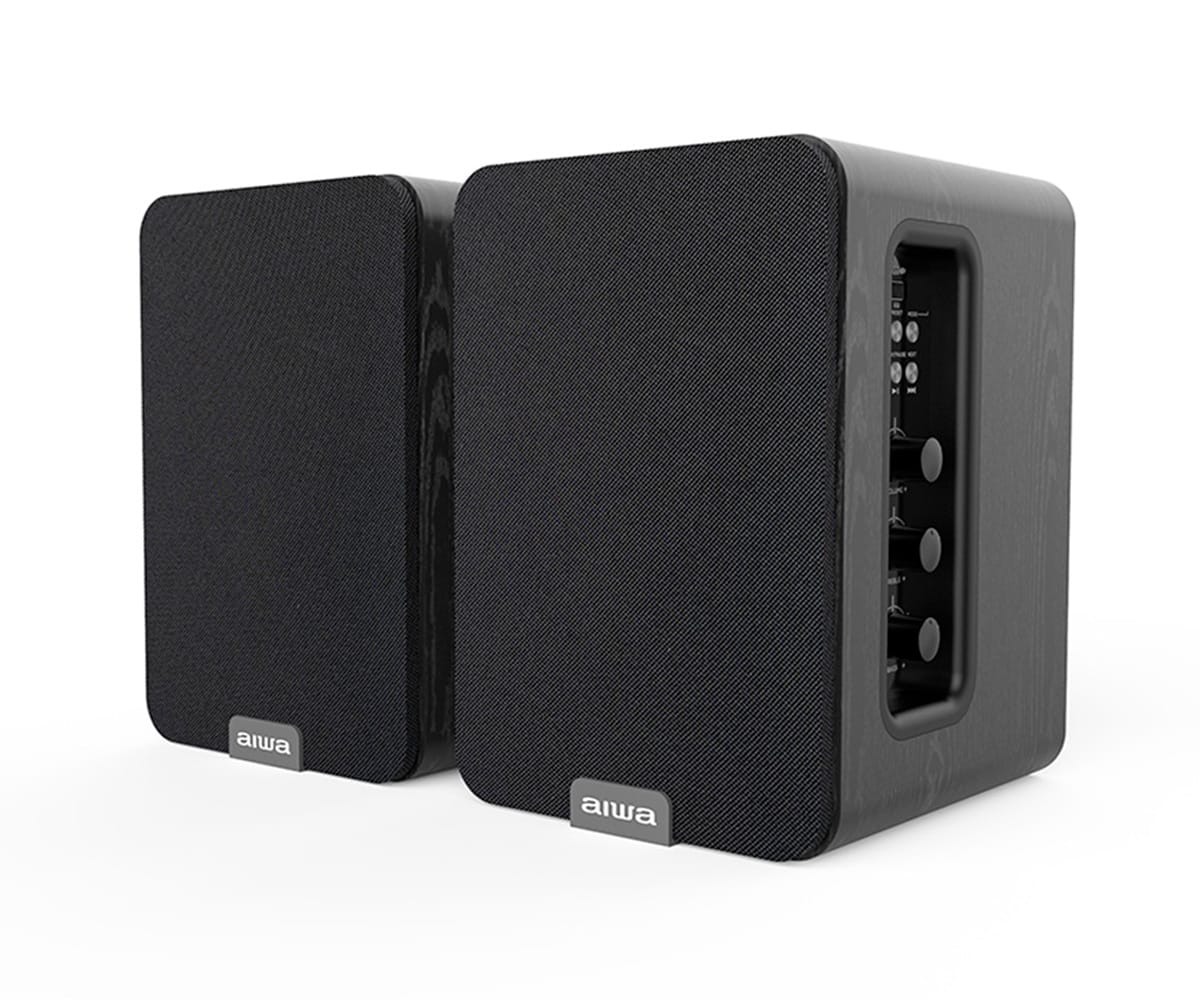 Due altoparlanti AIWA neri. Uno è un subwoofer. Entrambi hanno il logo AIWA. Lo sfondo è bianco.