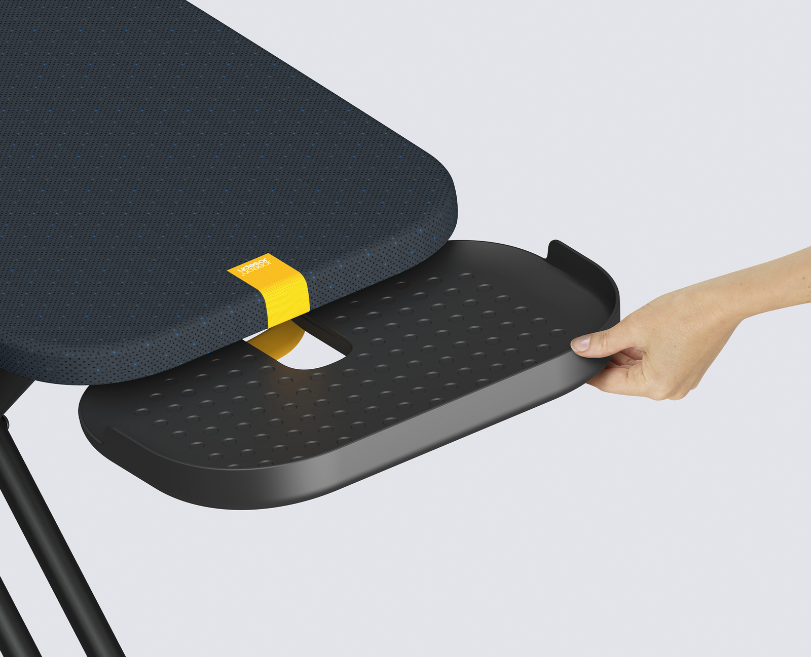 Eine Hand zieht ein schwarzes Tablett unter einer dunkelblauen, perforierten Oberfläche mit gelbem Branding heraus.
