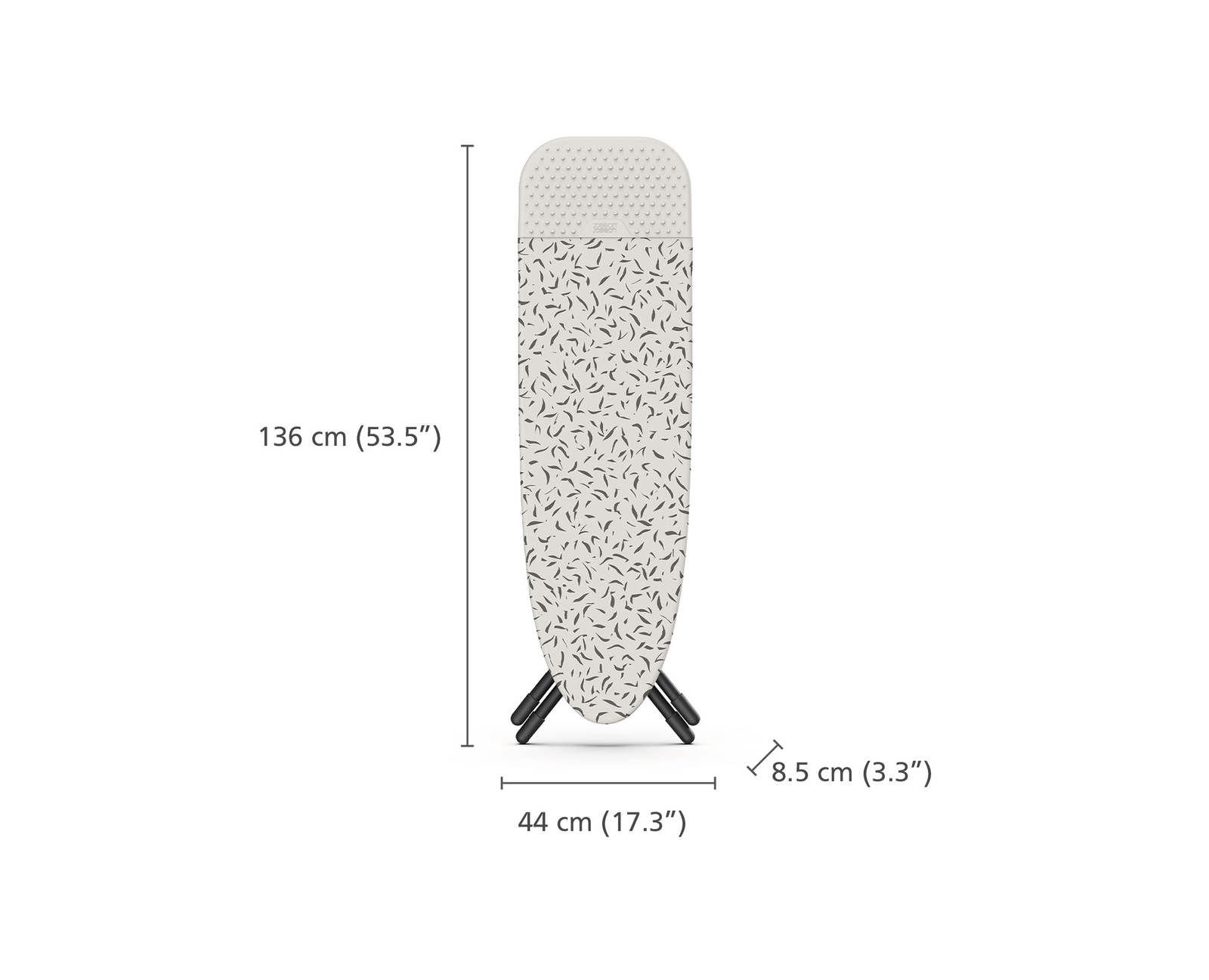 Ein Bügelbrett, cremefarben mit schwarzem Blättermuster, wird angezeigt. Die Abmessungen sind beschriftet: 136 cm lang, 44 cm breit und 8,5 cm dick.